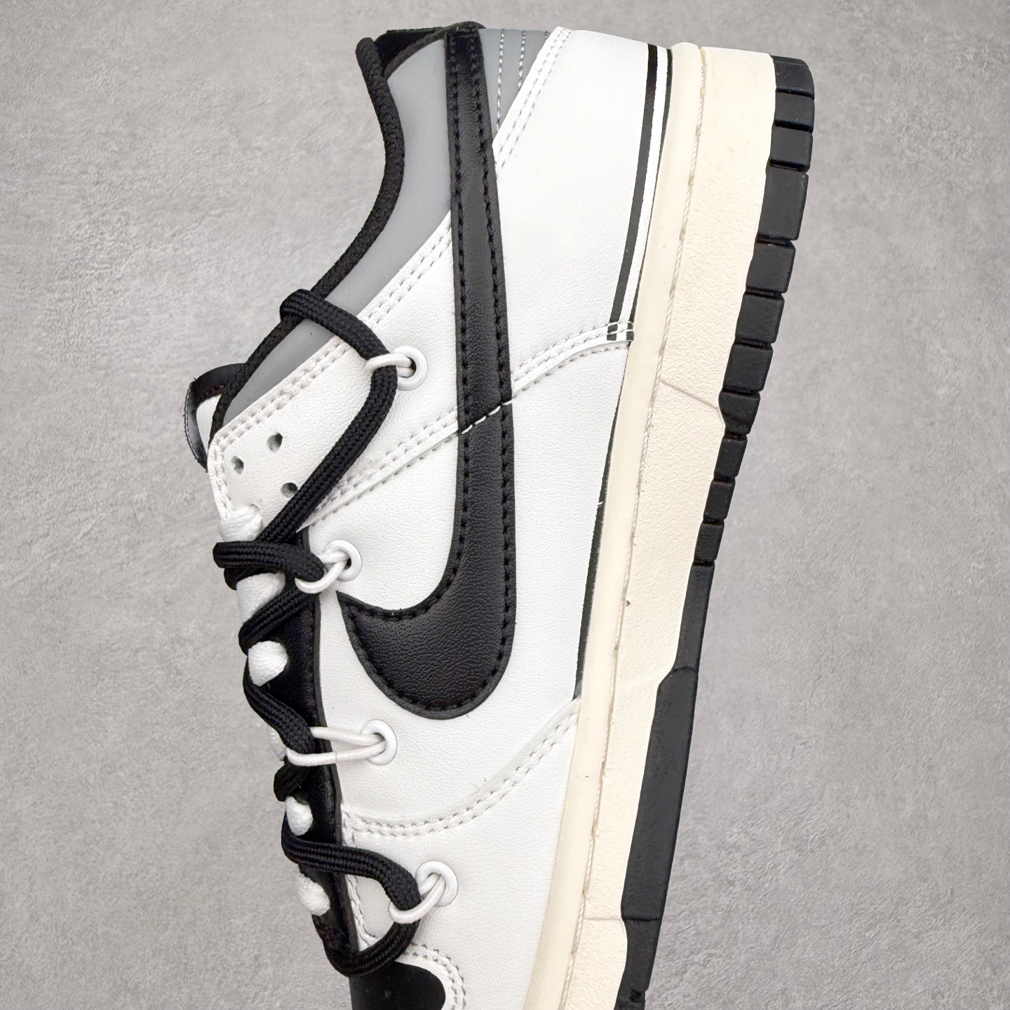 图片[7]-NK Dunk Low DD1391-100 定制系列天花板 无原鞋不开发 全系列得物原鞋一比一校对开发 配色持续更新中 终端对接 优势输出 全套原厂楦头原纸板数据档案倾力打造 原汁原味莞产 极致还原 圈内最强针车工艺 高端零售指定版 广东原厂配套原盒原标 鞋盒分三个尺码段 原厂冲刀 超高清洁度 全鞋零毛边皮料切割 采用原厂百宏鞋带以及原厂百宏织唛舌标 内标可供原厂几率过验 进口原装条纹中底布 四线拉帮白色点胶 原厂拉帮手法遵循公司 原厂电绣 极致还原 尺码：36 36.5 37.5 38 38.5 39 40 40.5 41 42 42.5 43 44 44.5 45 46-选品中心