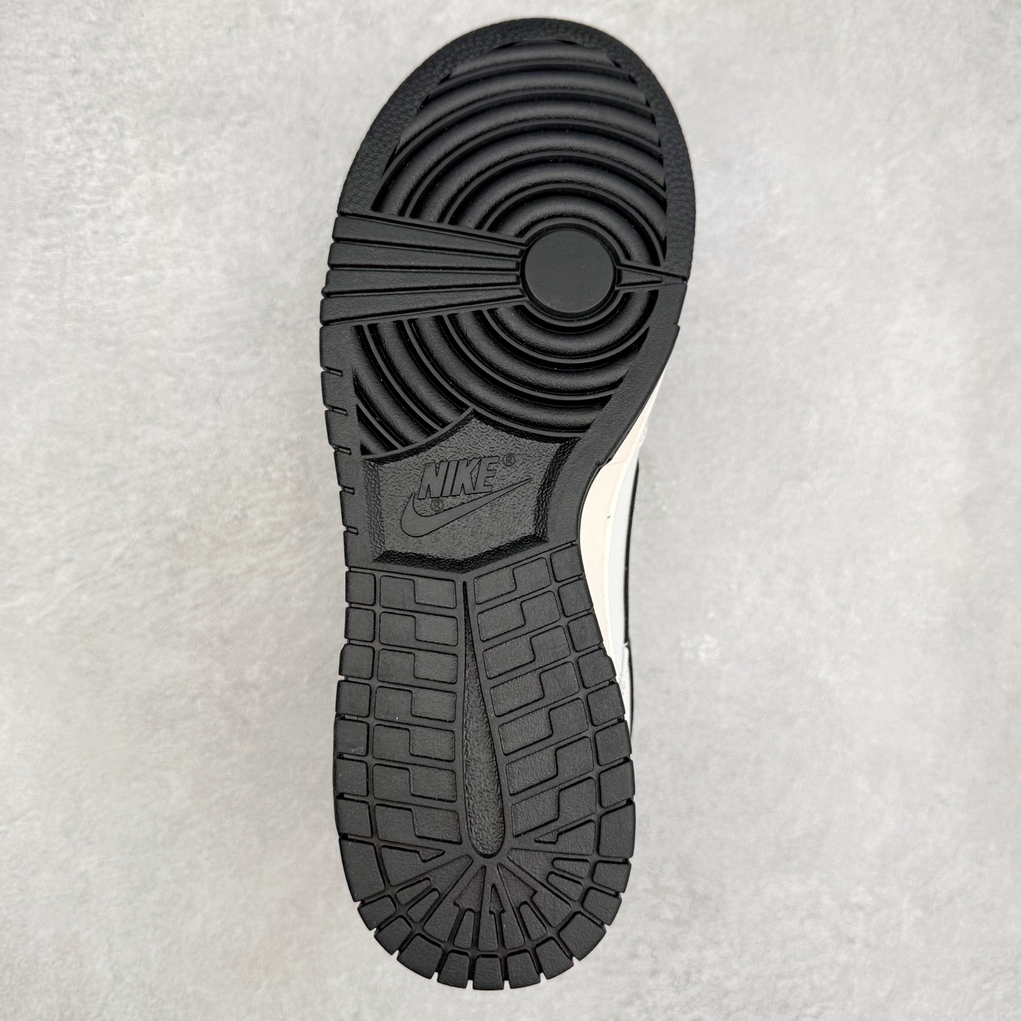 图片[9]-NK Dunk Low DD1391-100 定制系列天花板 无原鞋不开发 全系列得物原鞋一比一校对开发 配色持续更新中 终端对接 优势输出 全套原厂楦头原纸板数据档案倾力打造 原汁原味莞产 极致还原 圈内最强针车工艺 高端零售指定版 广东原厂配套原盒原标 鞋盒分三个尺码段 原厂冲刀 超高清洁度 全鞋零毛边皮料切割 采用原厂百宏鞋带以及原厂百宏织唛舌标 内标可供原厂几率过验 进口原装条纹中底布 四线拉帮白色点胶 原厂拉帮手法遵循公司 原厂电绣 极致还原 尺码：36 36.5 37.5 38 38.5 39 40 40.5 41 42 42.5 43 44 44.5 45 46-选品中心