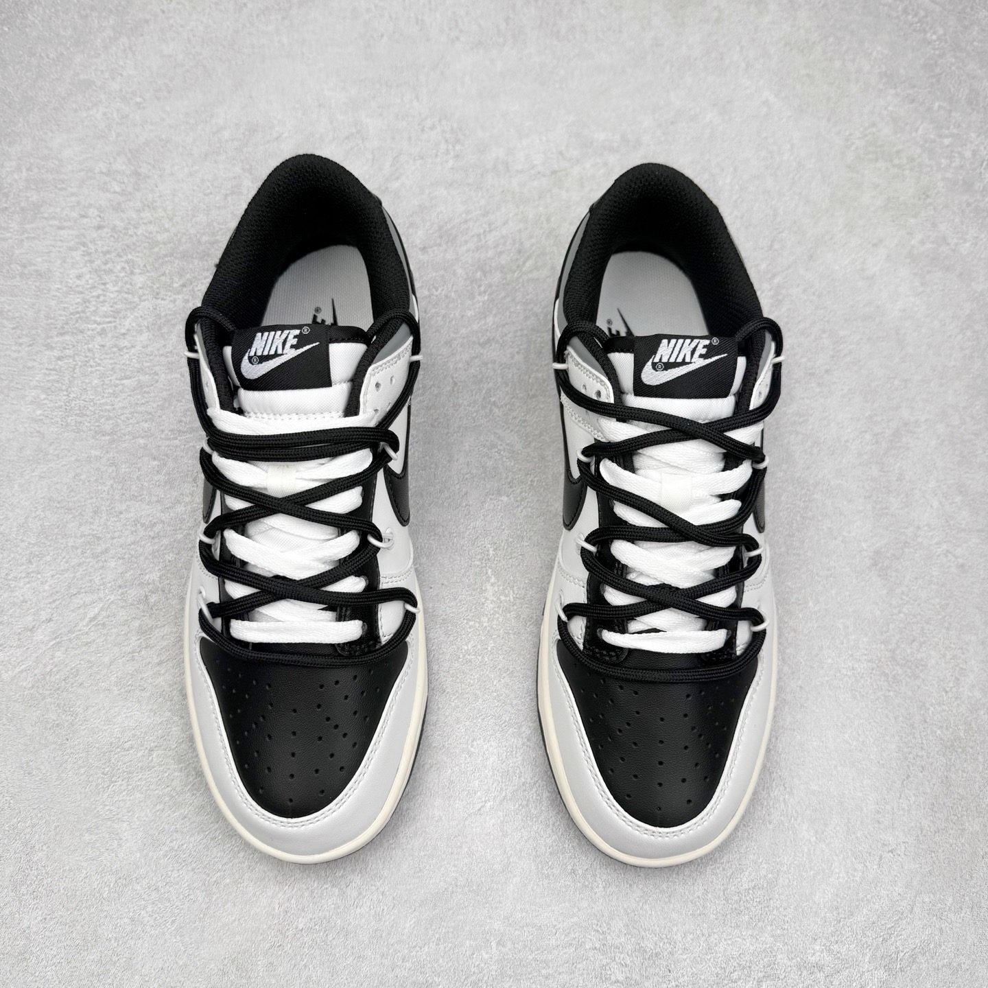 图片[2]-NK Dunk Low DD1391-100 定制系列天花板 无原鞋不开发 全系列得物原鞋一比一校对开发 配色持续更新中 终端对接 优势输出 全套原厂楦头原纸板数据档案倾力打造 原汁原味莞产 极致还原 圈内最强针车工艺 高端零售指定版 广东原厂配套原盒原标 鞋盒分三个尺码段 原厂冲刀 超高清洁度 全鞋零毛边皮料切割 采用原厂百宏鞋带以及原厂百宏织唛舌标 内标可供原厂几率过验 进口原装条纹中底布 四线拉帮白色点胶 原厂拉帮手法遵循公司 原厂电绣 极致还原 尺码：36 36.5 37.5 38 38.5 39 40 40.5 41 42 42.5 43 44 44.5 45 46-选品中心