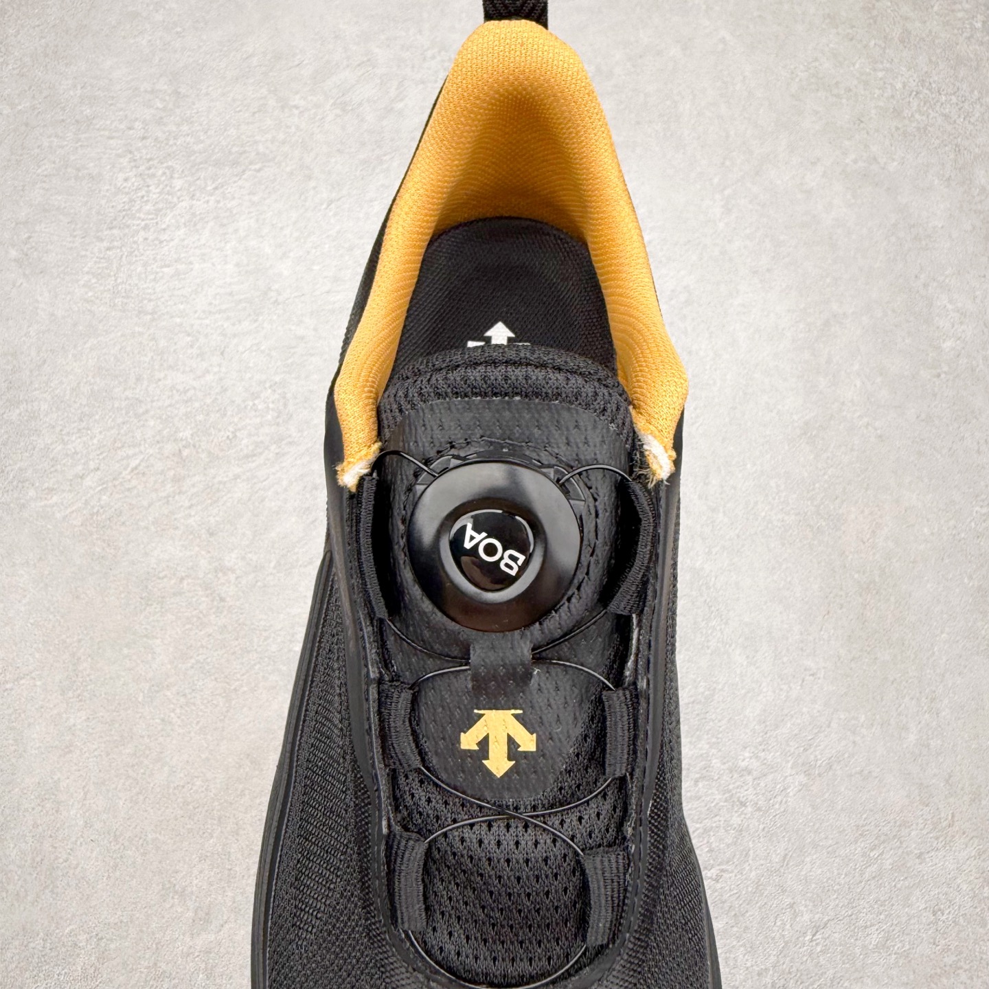 图片[5]-DESCENTE Enerzite 迪桑特舒适百搭织物耐磨回弹低帮跑步鞋 DESCENTE（迪桑特）创立于1935年，品牌名取自法语词汇，意为“滑降”。品牌箭头标识代表滑雪的三种技术“高速直线滑行”、“穿越”和“侧滑”，也寓意品牌在打造高端专业运动产品中不断追求完美的创新精神，致力于成为中国高端专业滑雪、综训、女子、铁人三项、高尔夫的第一品牌。实拍调校N版已经零色差零失真 百分百还原实物色彩所见即所得 不存在货不对板色差等低级问题 选购参考实物拍摄 不混卖不参货 只用心做好货严格选品 承诺混一赔十 尺码：36 36.5 37.5 38 38.5 39 40 40.5 41 42 42.5 43 44 44.5 45-选品中心