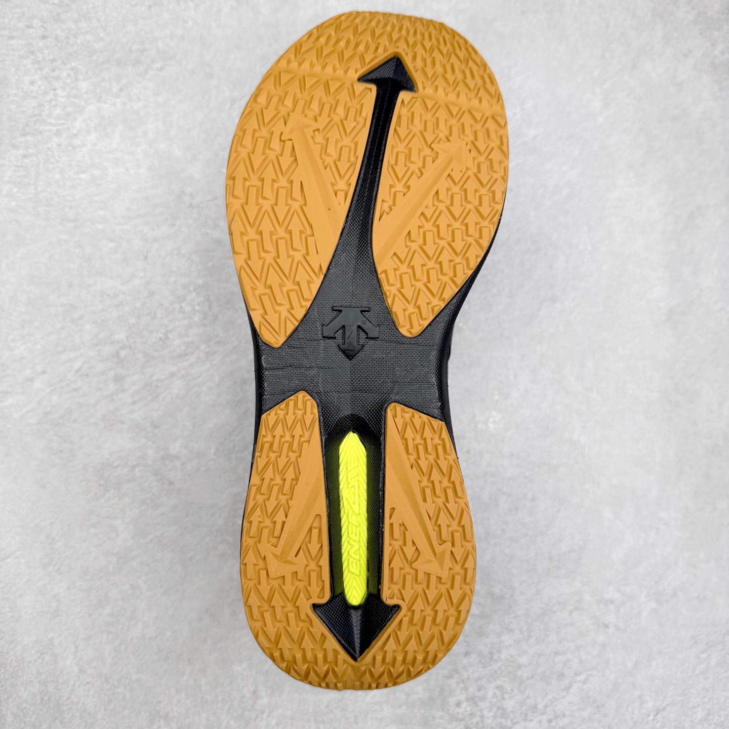 图片[9]-DESCENTE Enerzite 迪桑特舒适百搭织物耐磨回弹低帮跑步鞋 DESCENTE（迪桑特）创立于1935年，品牌名取自法语词汇，意为“滑降”。品牌箭头标识代表滑雪的三种技术“高速直线滑行”、“穿越”和“侧滑”，也寓意品牌在打造高端专业运动产品中不断追求完美的创新精神，致力于成为中国高端专业滑雪、综训、女子、铁人三项、高尔夫的第一品牌。实拍调校N版已经零色差零失真 百分百还原实物色彩所见即所得 不存在货不对板色差等低级问题 选购参考实物拍摄 不混卖不参货 只用心做好货严格选品 承诺混一赔十 尺码：36 36.5 37.5 38 38.5 39 40 40.5 41 42 42.5 43 44 44.5 45-选品中心