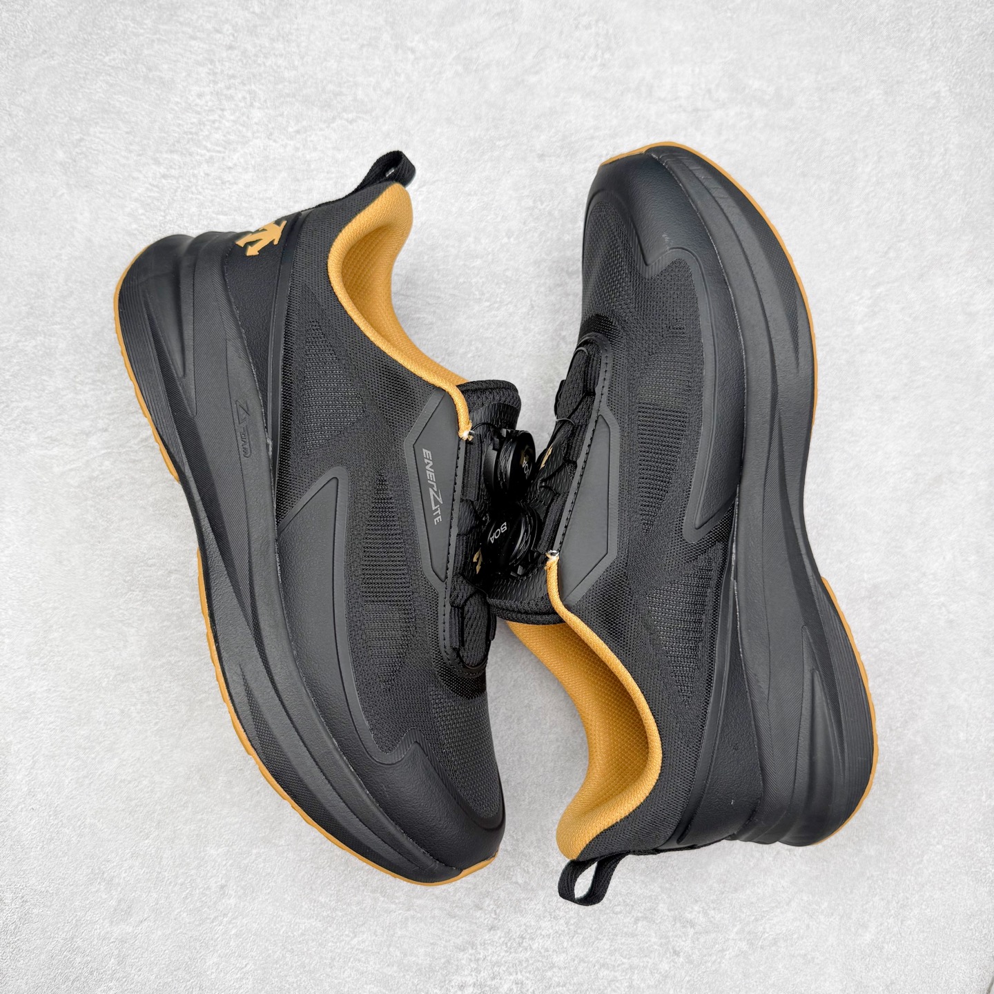 图片[3]-DESCENTE Enerzite 迪桑特舒适百搭织物耐磨回弹低帮跑步鞋 DESCENTE（迪桑特）创立于1935年，品牌名取自法语词汇，意为“滑降”。品牌箭头标识代表滑雪的三种技术“高速直线滑行”、“穿越”和“侧滑”，也寓意品牌在打造高端专业运动产品中不断追求完美的创新精神，致力于成为中国高端专业滑雪、综训、女子、铁人三项、高尔夫的第一品牌。实拍调校N版已经零色差零失真 百分百还原实物色彩所见即所得 不存在货不对板色差等低级问题 选购参考实物拍摄 不混卖不参货 只用心做好货严格选品 承诺混一赔十 尺码：36 36.5 37.5 38 38.5 39 40 40.5 41 42 42.5 43 44 44.5 45-选品中心