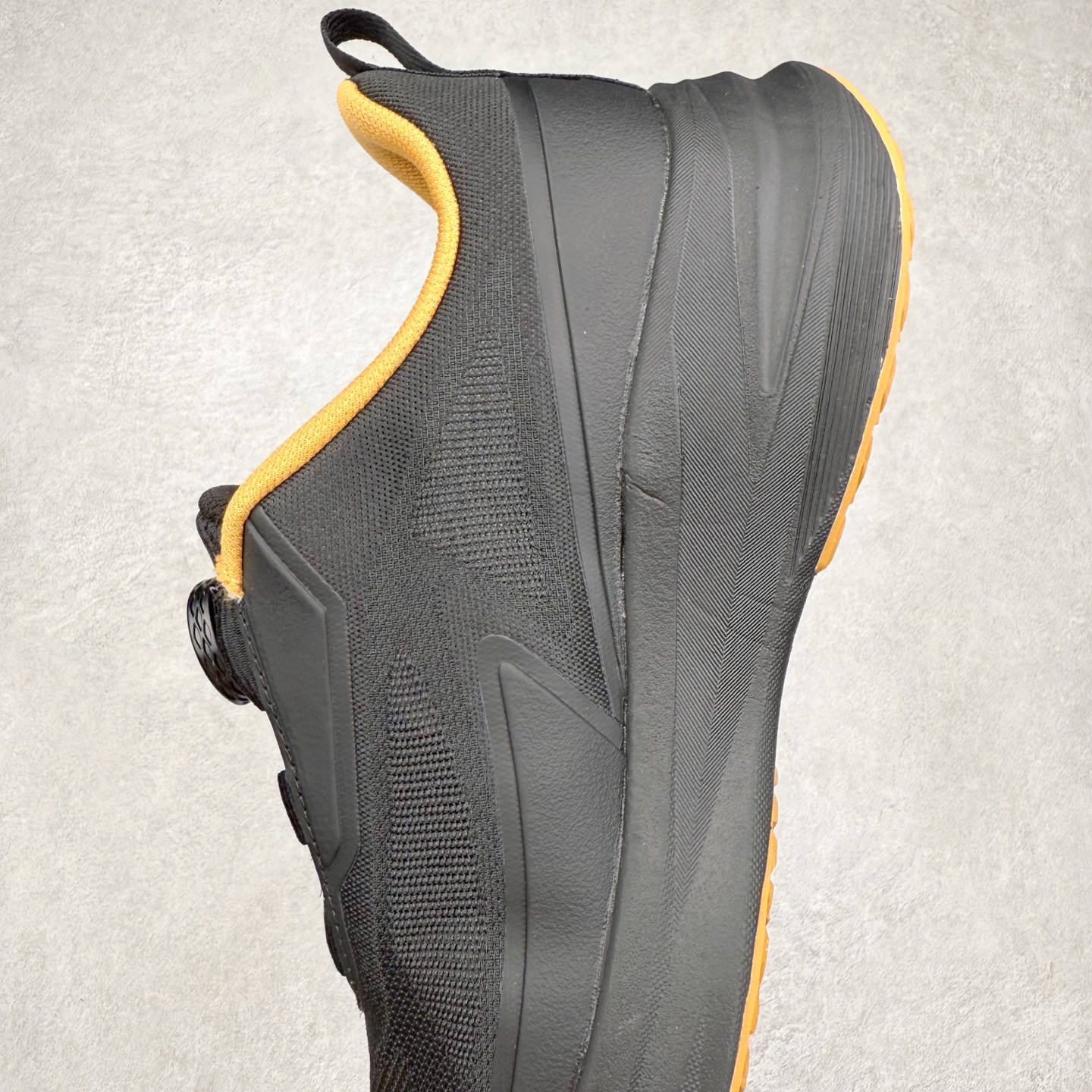 图片[7]-DESCENTE Enerzite 迪桑特舒适百搭织物耐磨回弹低帮跑步鞋 DESCENTE（迪桑特）创立于1935年，品牌名取自法语词汇，意为“滑降”。品牌箭头标识代表滑雪的三种技术“高速直线滑行”、“穿越”和“侧滑”，也寓意品牌在打造高端专业运动产品中不断追求完美的创新精神，致力于成为中国高端专业滑雪、综训、女子、铁人三项、高尔夫的第一品牌。实拍调校N版已经零色差零失真 百分百还原实物色彩所见即所得 不存在货不对板色差等低级问题 选购参考实物拍摄 不混卖不参货 只用心做好货严格选品 承诺混一赔十 尺码：36 36.5 37.5 38 38.5 39 40 40.5 41 42 42.5 43 44 44.5 45-选品中心