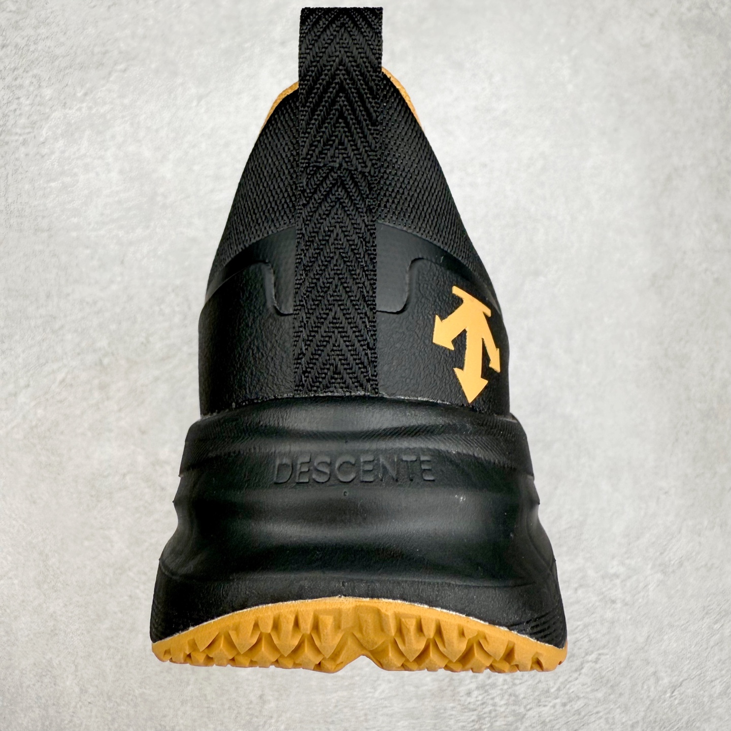 图片[8]-DESCENTE Enerzite 迪桑特舒适百搭织物耐磨回弹低帮跑步鞋 DESCENTE（迪桑特）创立于1935年，品牌名取自法语词汇，意为“滑降”。品牌箭头标识代表滑雪的三种技术“高速直线滑行”、“穿越”和“侧滑”，也寓意品牌在打造高端专业运动产品中不断追求完美的创新精神，致力于成为中国高端专业滑雪、综训、女子、铁人三项、高尔夫的第一品牌。实拍调校N版已经零色差零失真 百分百还原实物色彩所见即所得 不存在货不对板色差等低级问题 选购参考实物拍摄 不混卖不参货 只用心做好货严格选品 承诺混一赔十 尺码：36 36.5 37.5 38 38.5 39 40 40.5 41 42 42.5 43 44 44.5 45-选品中心