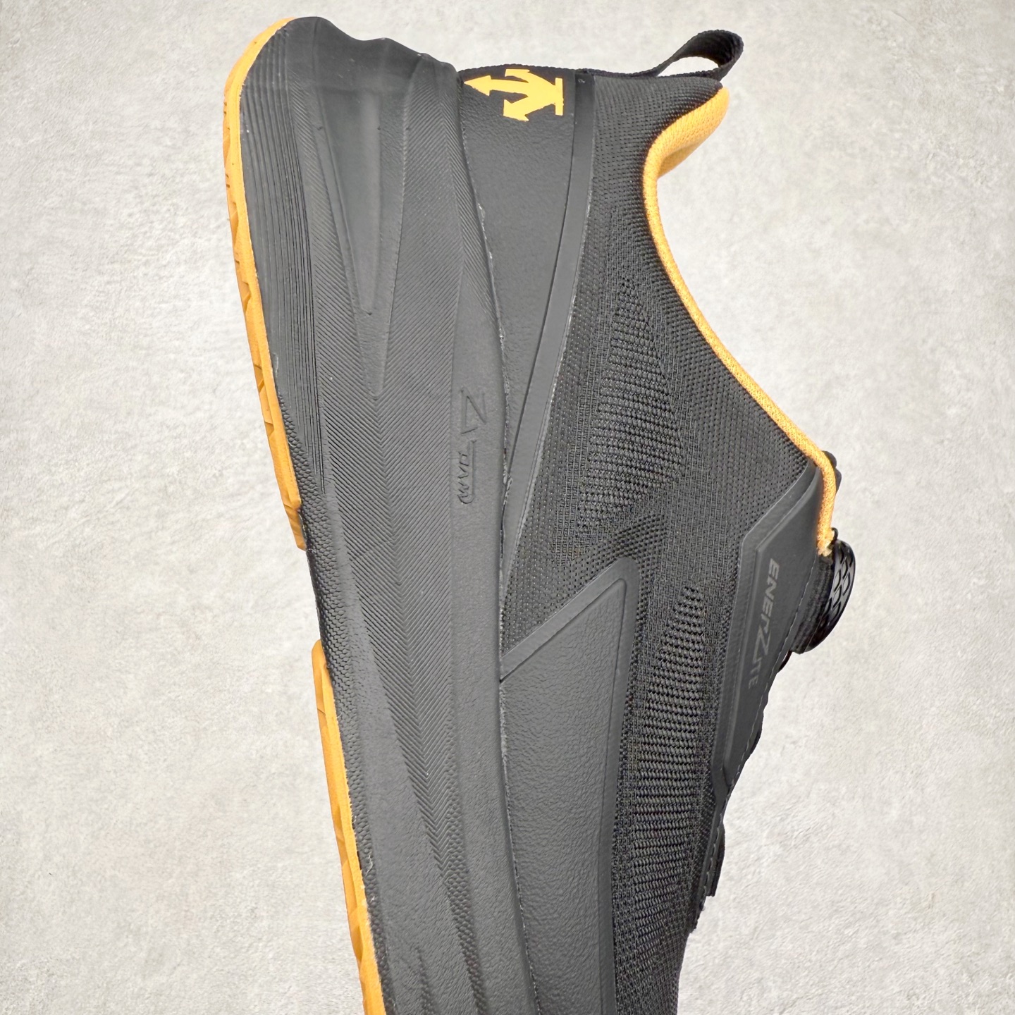 图片[6]-DESCENTE Enerzite 迪桑特舒适百搭织物耐磨回弹低帮跑步鞋 DESCENTE（迪桑特）创立于1935年，品牌名取自法语词汇，意为“滑降”。品牌箭头标识代表滑雪的三种技术“高速直线滑行”、“穿越”和“侧滑”，也寓意品牌在打造高端专业运动产品中不断追求完美的创新精神，致力于成为中国高端专业滑雪、综训、女子、铁人三项、高尔夫的第一品牌。实拍调校N版已经零色差零失真 百分百还原实物色彩所见即所得 不存在货不对板色差等低级问题 选购参考实物拍摄 不混卖不参货 只用心做好货严格选品 承诺混一赔十 尺码：36 36.5 37.5 38 38.5 39 40 40.5 41 42 42.5 43 44 44.5 45-选品中心