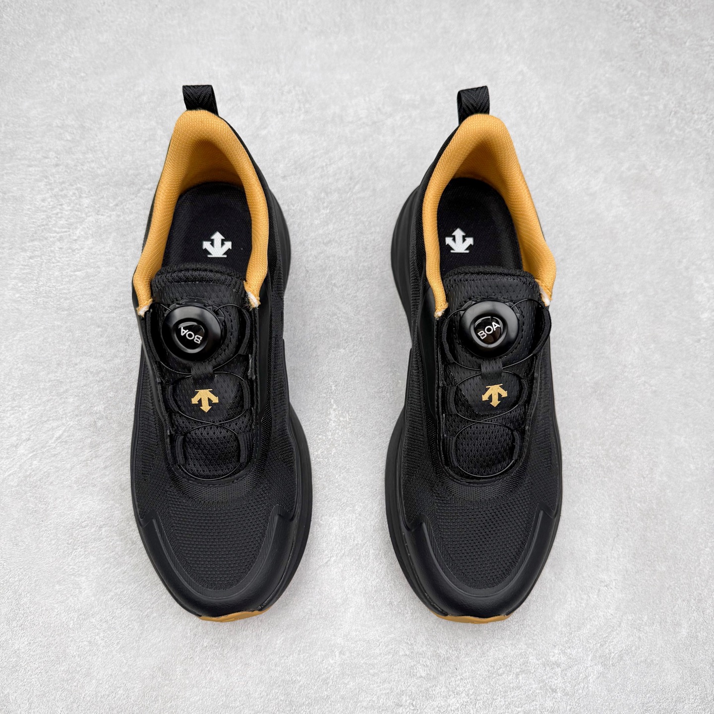 图片[2]-DESCENTE Enerzite 迪桑特舒适百搭织物耐磨回弹低帮跑步鞋 DESCENTE（迪桑特）创立于1935年，品牌名取自法语词汇，意为“滑降”。品牌箭头标识代表滑雪的三种技术“高速直线滑行”、“穿越”和“侧滑”，也寓意品牌在打造高端专业运动产品中不断追求完美的创新精神，致力于成为中国高端专业滑雪、综训、女子、铁人三项、高尔夫的第一品牌。实拍调校N版已经零色差零失真 百分百还原实物色彩所见即所得 不存在货不对板色差等低级问题 选购参考实物拍摄 不混卖不参货 只用心做好货严格选品 承诺混一赔十 尺码：36 36.5 37.5 38 38.5 39 40 40.5 41 42 42.5 43 44 44.5 45-选品中心