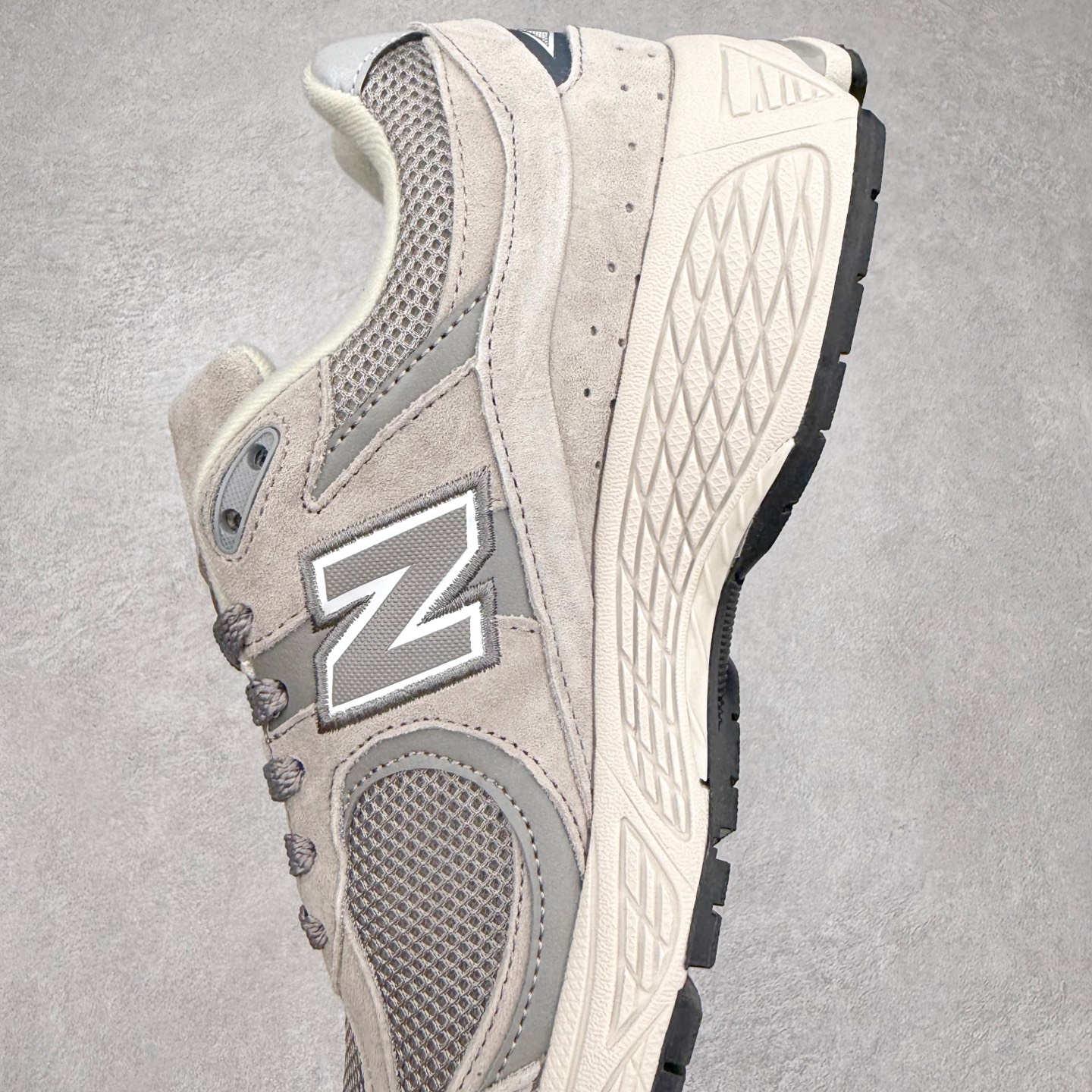 图片[7]-＃特价福利 New Balance NB2002系列 男女休闲慢跑鞋 必备的时髦单品之一 最新出的2002R系列 这款延续了经典科技 升级版N-ERGY缓震物料机能与材质上脚太舒适了 鞋面的柔软麂皮搭配尼龙网布 特别透气而且还复古感 不管是搭配牛仔裤还工装裤都是百搭！小红书众多博主上脚推荐！实拍调校N版已经零色差零失真 百分百还原实物色彩所见即所得 不存在货不对板色差等低级问题 选购参考实物拍摄 不混卖不参货 只用心做好货严格选品 承诺混一赔十 尺码：36 36.5 37 37.5 38 38.5 39.5 40 40.5 41.5 42 42.5 43 44 45-选品中心