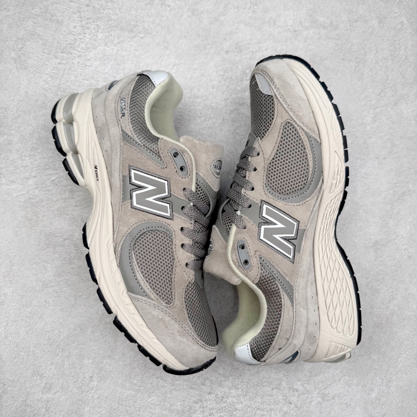 图片[3]-＃特价福利 New Balance NB2002系列 男女休闲慢跑鞋 必备的时髦单品之一 最新出的2002R系列 这款延续了经典科技 升级版N-ERGY缓震物料机能与材质上脚太舒适了 鞋面的柔软麂皮搭配尼龙网布 特别透气而且还复古感 不管是搭配牛仔裤还工装裤都是百搭！小红书众多博主上脚推荐！实拍调校N版已经零色差零失真 百分百还原实物色彩所见即所得 不存在货不对板色差等低级问题 选购参考实物拍摄 不混卖不参货 只用心做好货严格选品 承诺混一赔十 尺码：36 36.5 37 37.5 38 38.5 39.5 40 40.5 41.5 42 42.5 43 44 45-选品中心