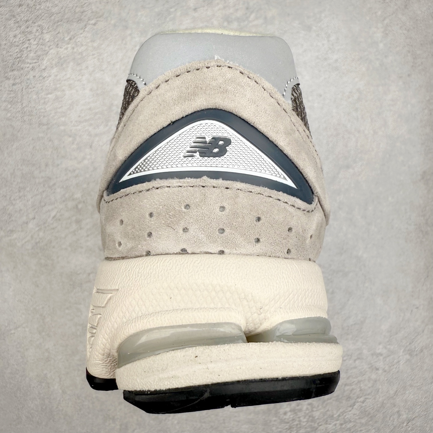 图片[8]-＃特价福利 New Balance NB2002系列 男女休闲慢跑鞋 必备的时髦单品之一 最新出的2002R系列 这款延续了经典科技 升级版N-ERGY缓震物料机能与材质上脚太舒适了 鞋面的柔软麂皮搭配尼龙网布 特别透气而且还复古感 不管是搭配牛仔裤还工装裤都是百搭！小红书众多博主上脚推荐！实拍调校N版已经零色差零失真 百分百还原实物色彩所见即所得 不存在货不对板色差等低级问题 选购参考实物拍摄 不混卖不参货 只用心做好货严格选品 承诺混一赔十 尺码：36 36.5 37 37.5 38 38.5 39.5 40 40.5 41.5 42 42.5 43 44 45-选品中心