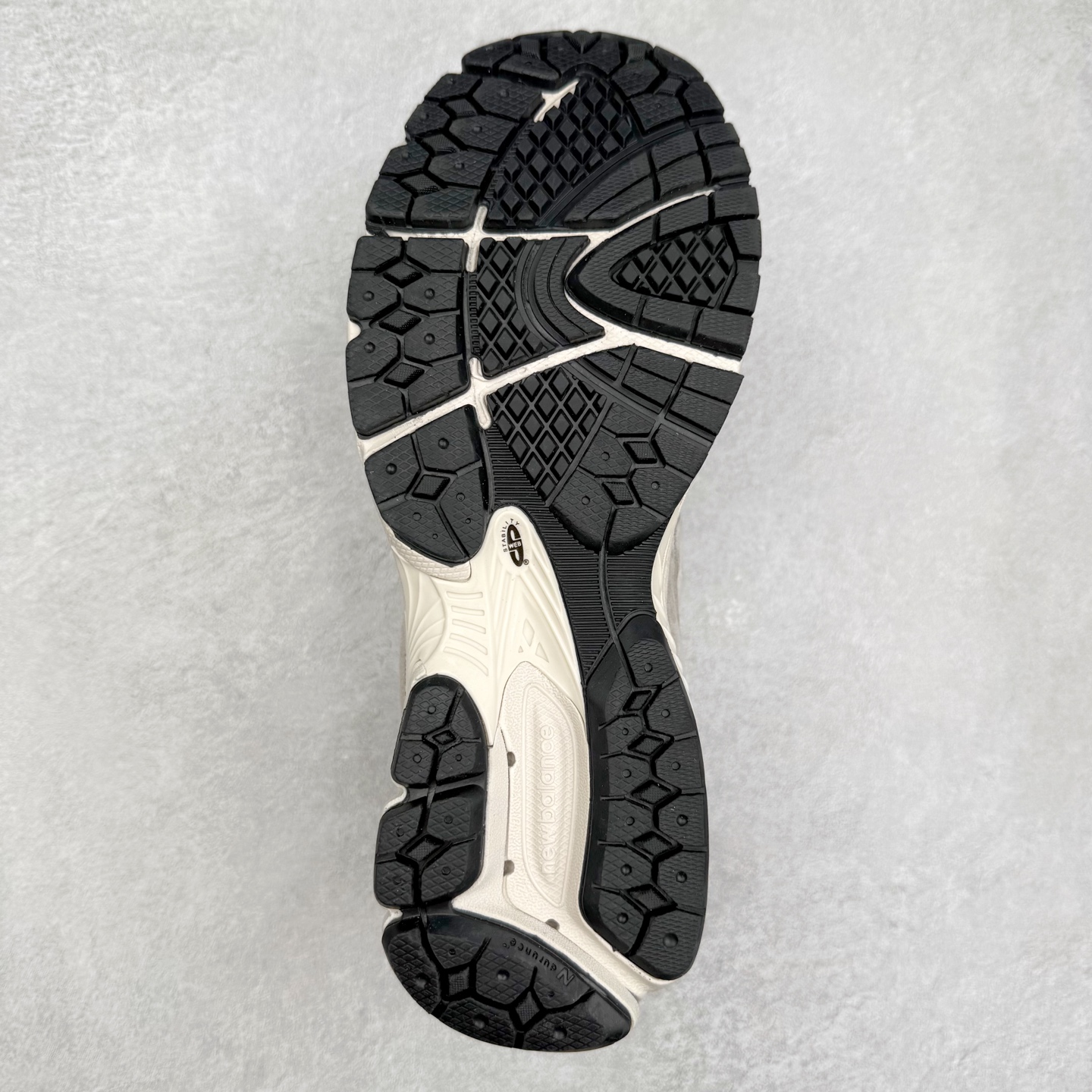 图片[9]-＃特价福利 New Balance NB2002系列 男女休闲慢跑鞋 必备的时髦单品之一 最新出的2002R系列 这款延续了经典科技 升级版N-ERGY缓震物料机能与材质上脚太舒适了 鞋面的柔软麂皮搭配尼龙网布 特别透气而且还复古感 不管是搭配牛仔裤还工装裤都是百搭！小红书众多博主上脚推荐！实拍调校N版已经零色差零失真 百分百还原实物色彩所见即所得 不存在货不对板色差等低级问题 选购参考实物拍摄 不混卖不参货 只用心做好货严格选品 承诺混一赔十 尺码：36 36.5 37 37.5 38 38.5 39.5 40 40.5 41.5 42 42.5 43 44 45-选品中心