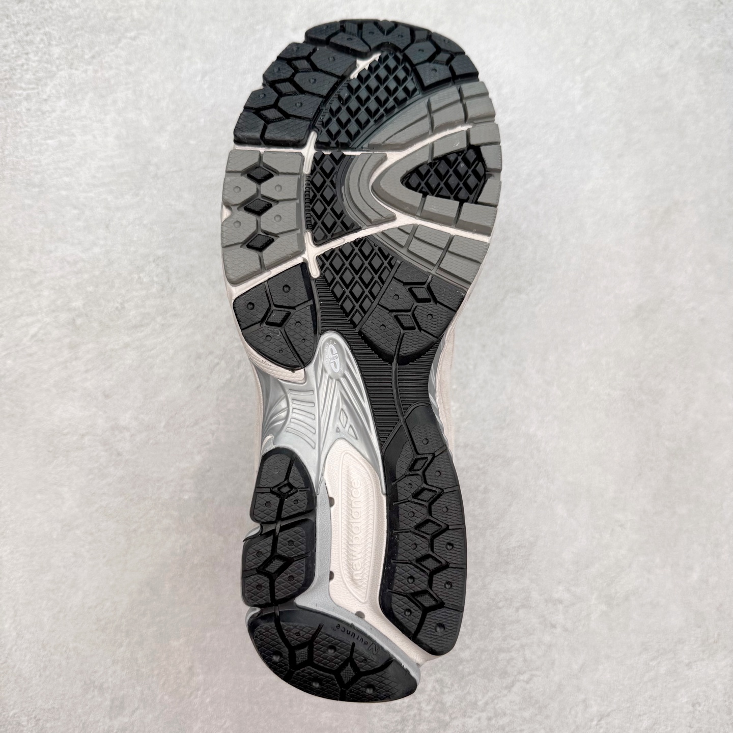 图片[9]-＃特价福利 New Balance NB2002系列 男女休闲慢跑鞋 必备的时髦单品之一 最新出的2002R系列 这款延续了经典科技 升级版N-ERGY缓震物料机能与材质上脚太舒适了 鞋面的柔软麂皮搭配尼龙网布 特别透气而且还复古感 不管是搭配牛仔裤还工装裤都是百搭！小红书众多博主上脚推荐！实拍调校N版已经零色差零失真 百分百还原实物色彩所见即所得 不存在货不对板色差等低级问题 选购参考实物拍摄 不混卖不参货 只用心做好货严格选品 承诺混一赔十 尺码：36 36.5 37 37.5 38 38.5 39.5 40 40.5 41.5 42 42.5 43 44 45-选品中心