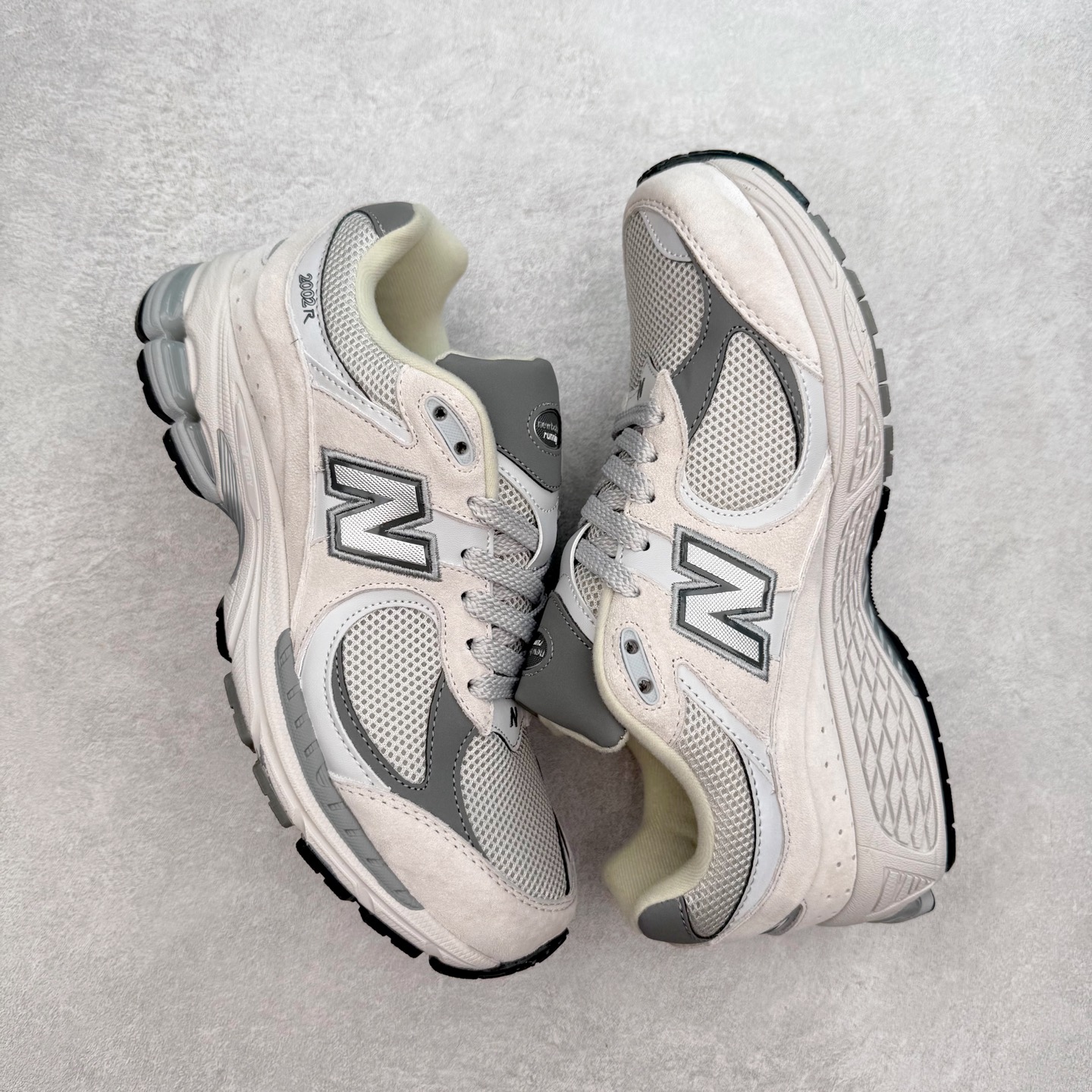 图片[3]-＃特价福利 New Balance NB2002系列 男女休闲慢跑鞋 必备的时髦单品之一 最新出的2002R系列 这款延续了经典科技 升级版N-ERGY缓震物料机能与材质上脚太舒适了 鞋面的柔软麂皮搭配尼龙网布 特别透气而且还复古感 不管是搭配牛仔裤还工装裤都是百搭！小红书众多博主上脚推荐！实拍调校N版已经零色差零失真 百分百还原实物色彩所见即所得 不存在货不对板色差等低级问题 选购参考实物拍摄 不混卖不参货 只用心做好货严格选品 承诺混一赔十 尺码：36 36.5 37 37.5 38 38.5 39.5 40 40.5 41.5 42 42.5 43 44 45-选品中心