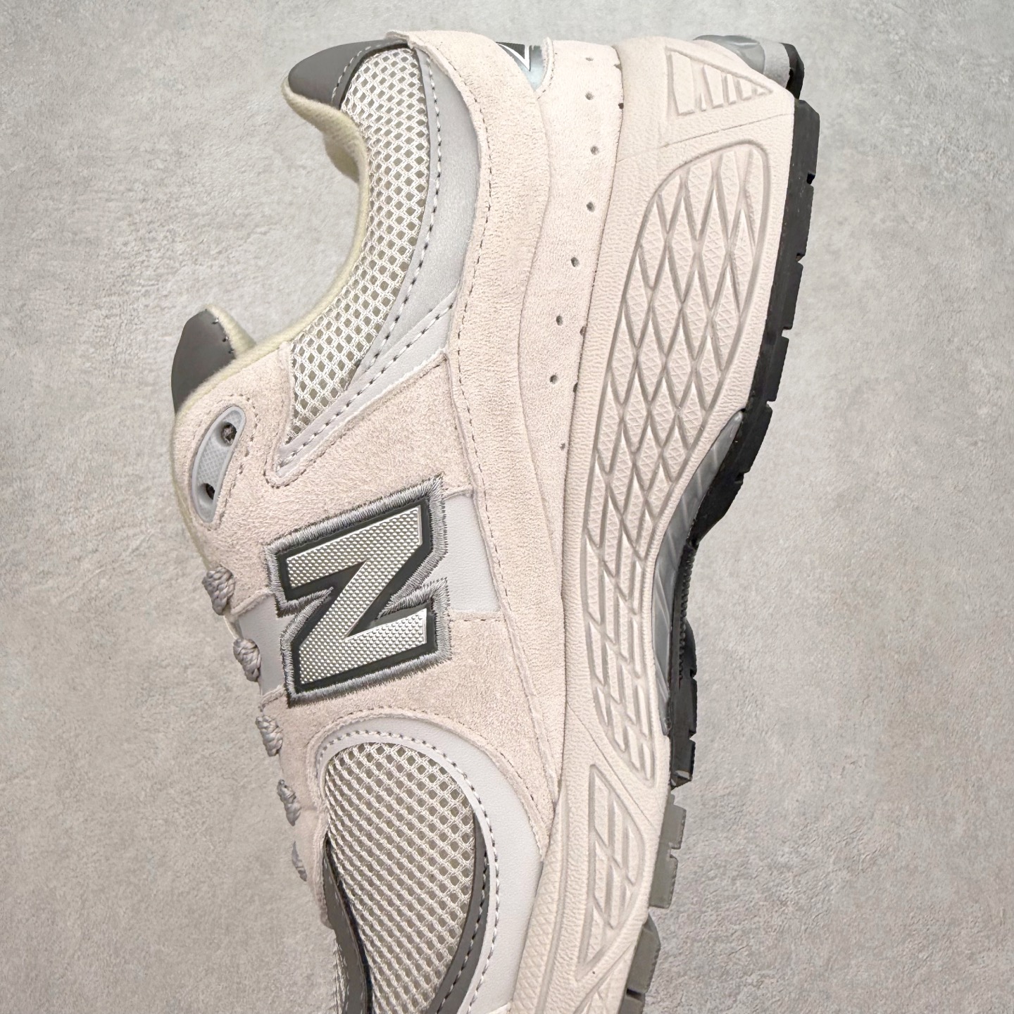 图片[7]-＃特价福利 New Balance NB2002系列 男女休闲慢跑鞋 必备的时髦单品之一 最新出的2002R系列 这款延续了经典科技 升级版N-ERGY缓震物料机能与材质上脚太舒适了 鞋面的柔软麂皮搭配尼龙网布 特别透气而且还复古感 不管是搭配牛仔裤还工装裤都是百搭！小红书众多博主上脚推荐！实拍调校N版已经零色差零失真 百分百还原实物色彩所见即所得 不存在货不对板色差等低级问题 选购参考实物拍摄 不混卖不参货 只用心做好货严格选品 承诺混一赔十 尺码：36 36.5 37 37.5 38 38.5 39.5 40 40.5 41.5 42 42.5 43 44 45-选品中心