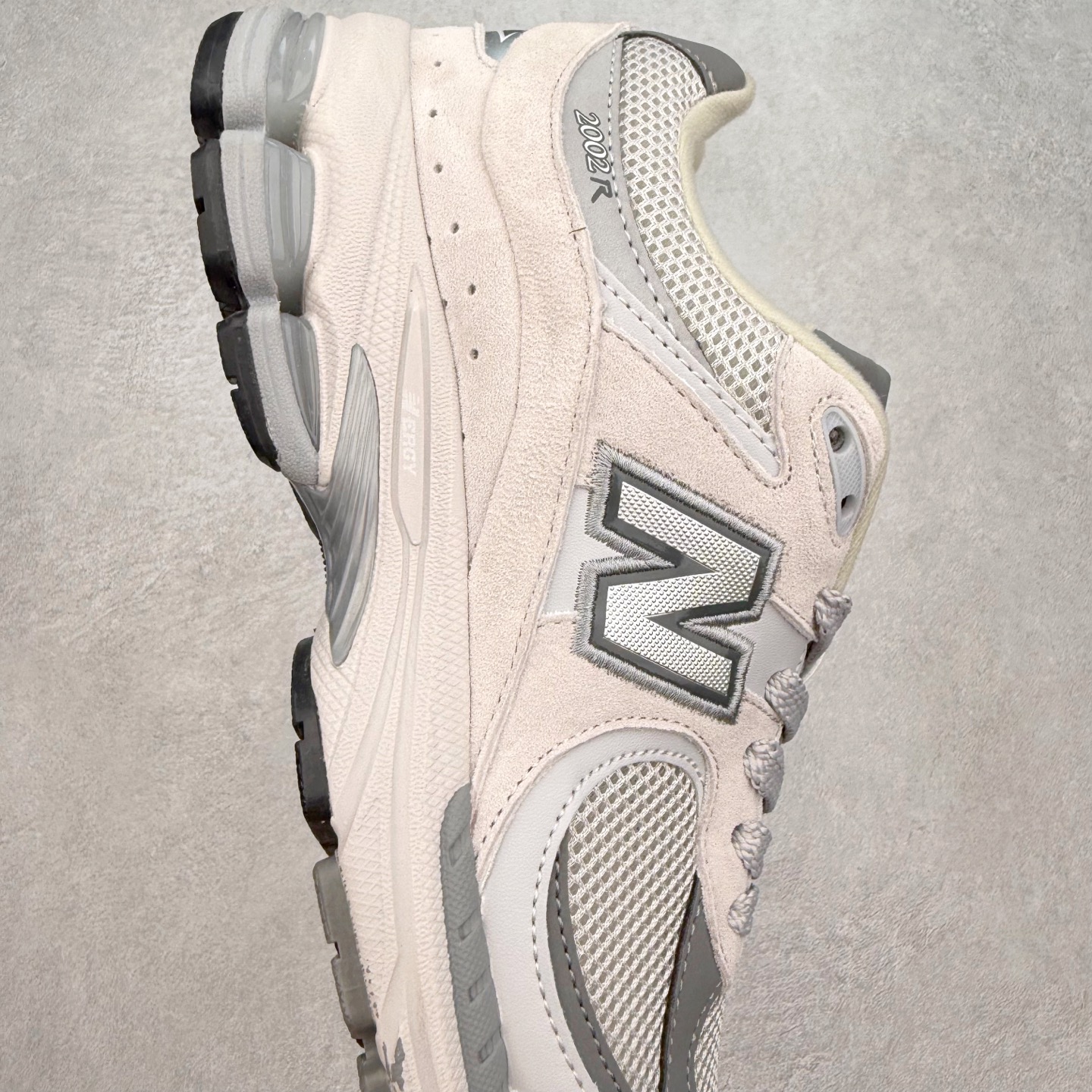 图片[6]-＃特价福利 New Balance NB2002系列 男女休闲慢跑鞋 必备的时髦单品之一 最新出的2002R系列 这款延续了经典科技 升级版N-ERGY缓震物料机能与材质上脚太舒适了 鞋面的柔软麂皮搭配尼龙网布 特别透气而且还复古感 不管是搭配牛仔裤还工装裤都是百搭！小红书众多博主上脚推荐！实拍调校N版已经零色差零失真 百分百还原实物色彩所见即所得 不存在货不对板色差等低级问题 选购参考实物拍摄 不混卖不参货 只用心做好货严格选品 承诺混一赔十 尺码：36 36.5 37 37.5 38 38.5 39.5 40 40.5 41.5 42 42.5 43 44 45-选品中心