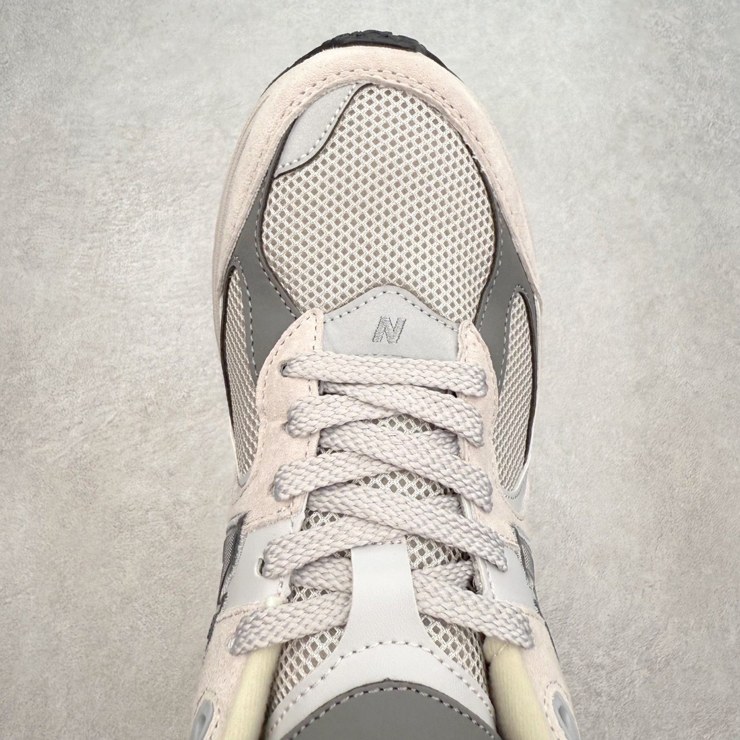 图片[4]-＃特价福利 New Balance NB2002系列 男女休闲慢跑鞋 必备的时髦单品之一 最新出的2002R系列 这款延续了经典科技 升级版N-ERGY缓震物料机能与材质上脚太舒适了 鞋面的柔软麂皮搭配尼龙网布 特别透气而且还复古感 不管是搭配牛仔裤还工装裤都是百搭！小红书众多博主上脚推荐！实拍调校N版已经零色差零失真 百分百还原实物色彩所见即所得 不存在货不对板色差等低级问题 选购参考实物拍摄 不混卖不参货 只用心做好货严格选品 承诺混一赔十 尺码：36 36.5 37 37.5 38 38.5 39.5 40 40.5 41.5 42 42.5 43 44 45-选品中心