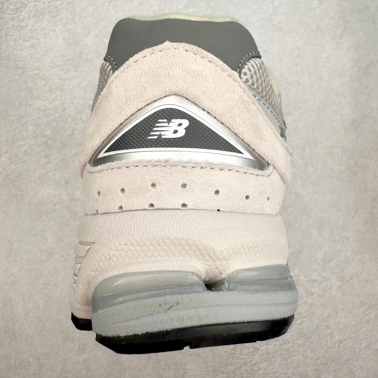 图片[8]-＃特价福利 New Balance NB2002系列 男女休闲慢跑鞋 必备的时髦单品之一 最新出的2002R系列 这款延续了经典科技 升级版N-ERGY缓震物料机能与材质上脚太舒适了 鞋面的柔软麂皮搭配尼龙网布 特别透气而且还复古感 不管是搭配牛仔裤还工装裤都是百搭！小红书众多博主上脚推荐！实拍调校N版已经零色差零失真 百分百还原实物色彩所见即所得 不存在货不对板色差等低级问题 选购参考实物拍摄 不混卖不参货 只用心做好货严格选品 承诺混一赔十 尺码：36 36.5 37 37.5 38 38.5 39.5 40 40.5 41.5 42 42.5 43 44 45-选品中心