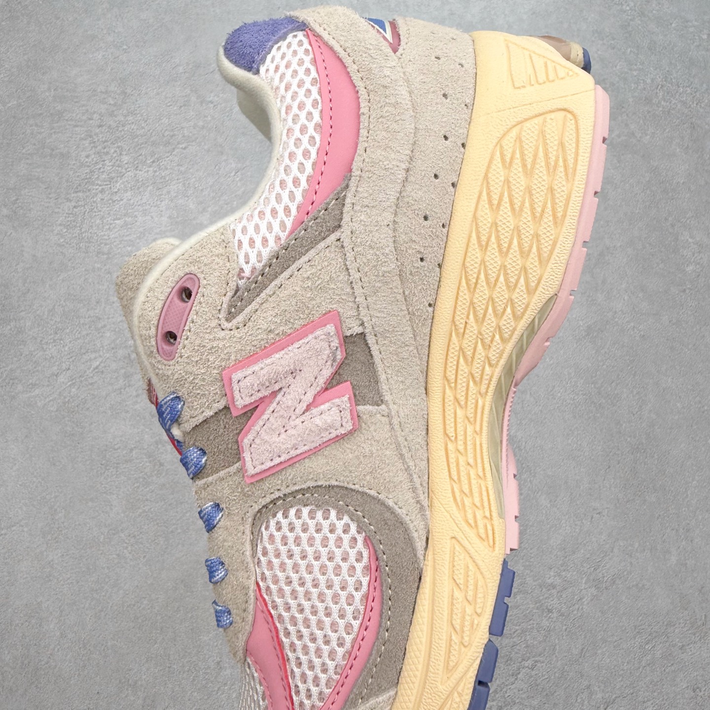 图片[7]-＃特价福利 New Balance NB2002系列 男女休闲慢跑鞋 必备的时髦单品之一 最新出的2002R系列 这款延续了经典科技 升级版N-ERGY缓震物料机能与材质上脚太舒适了 鞋面的柔软麂皮搭配尼龙网布 特别透气而且还复古感 不管是搭配牛仔裤还工装裤都是百搭！小红书众多博主上脚推荐！实拍调校N版已经零色差零失真 百分百还原实物色彩所见即所得 不存在货不对板色差等低级问题 选购参考实物拍摄 不混卖不参货 只用心做好货严格选品 承诺混一赔十 尺码：36 36.5 37 37.5 38 38.5 39.5 40 40.5 41.5 42 42.5 43 44 45-选品中心