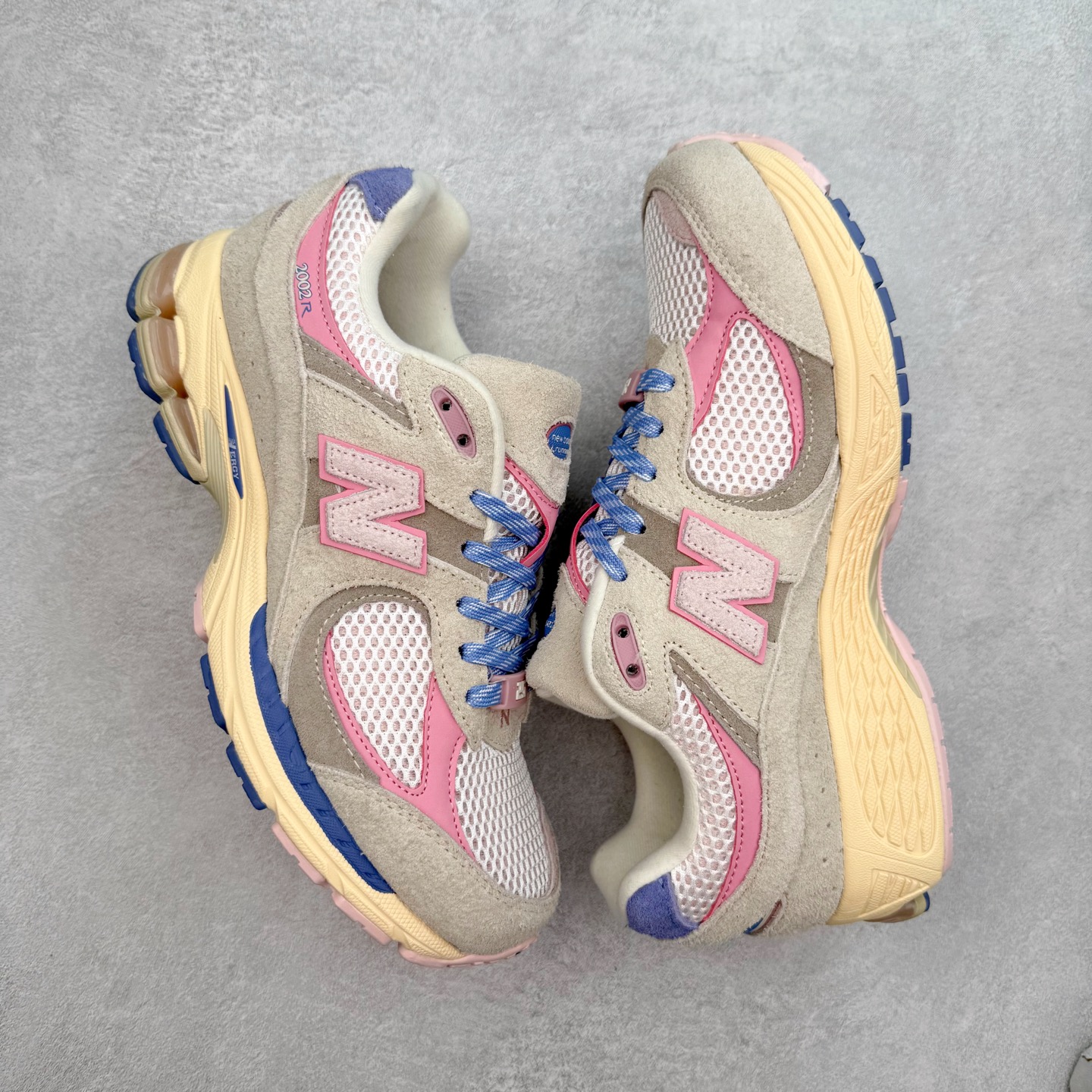 图片[3]-＃特价福利 New Balance NB2002系列 男女休闲慢跑鞋 必备的时髦单品之一 最新出的2002R系列 这款延续了经典科技 升级版N-ERGY缓震物料机能与材质上脚太舒适了 鞋面的柔软麂皮搭配尼龙网布 特别透气而且还复古感 不管是搭配牛仔裤还工装裤都是百搭！小红书众多博主上脚推荐！实拍调校N版已经零色差零失真 百分百还原实物色彩所见即所得 不存在货不对板色差等低级问题 选购参考实物拍摄 不混卖不参货 只用心做好货严格选品 承诺混一赔十 尺码：36 36.5 37 37.5 38 38.5 39.5 40 40.5 41.5 42 42.5 43 44 45-选品中心