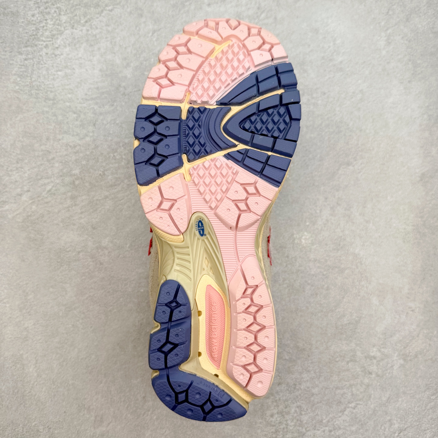 图片[9]-＃特价福利 New Balance NB2002系列 男女休闲慢跑鞋 必备的时髦单品之一 最新出的2002R系列 这款延续了经典科技 升级版N-ERGY缓震物料机能与材质上脚太舒适了 鞋面的柔软麂皮搭配尼龙网布 特别透气而且还复古感 不管是搭配牛仔裤还工装裤都是百搭！小红书众多博主上脚推荐！实拍调校N版已经零色差零失真 百分百还原实物色彩所见即所得 不存在货不对板色差等低级问题 选购参考实物拍摄 不混卖不参货 只用心做好货严格选品 承诺混一赔十 尺码：36 36.5 37 37.5 38 38.5 39.5 40 40.5 41.5 42 42.5 43 44 45-选品中心