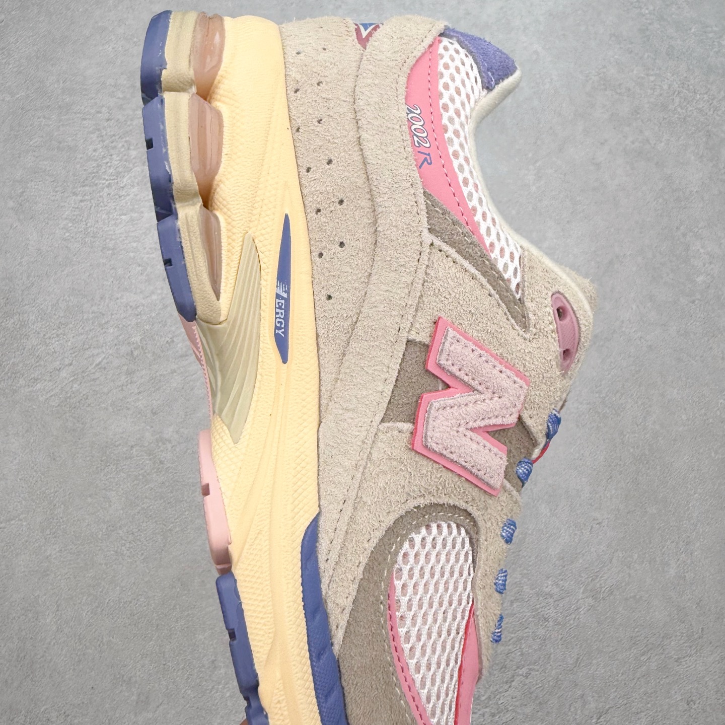 图片[6]-＃特价福利 New Balance NB2002系列 男女休闲慢跑鞋 必备的时髦单品之一 最新出的2002R系列 这款延续了经典科技 升级版N-ERGY缓震物料机能与材质上脚太舒适了 鞋面的柔软麂皮搭配尼龙网布 特别透气而且还复古感 不管是搭配牛仔裤还工装裤都是百搭！小红书众多博主上脚推荐！实拍调校N版已经零色差零失真 百分百还原实物色彩所见即所得 不存在货不对板色差等低级问题 选购参考实物拍摄 不混卖不参货 只用心做好货严格选品 承诺混一赔十 尺码：36 36.5 37 37.5 38 38.5 39.5 40 40.5 41.5 42 42.5 43 44 45-选品中心