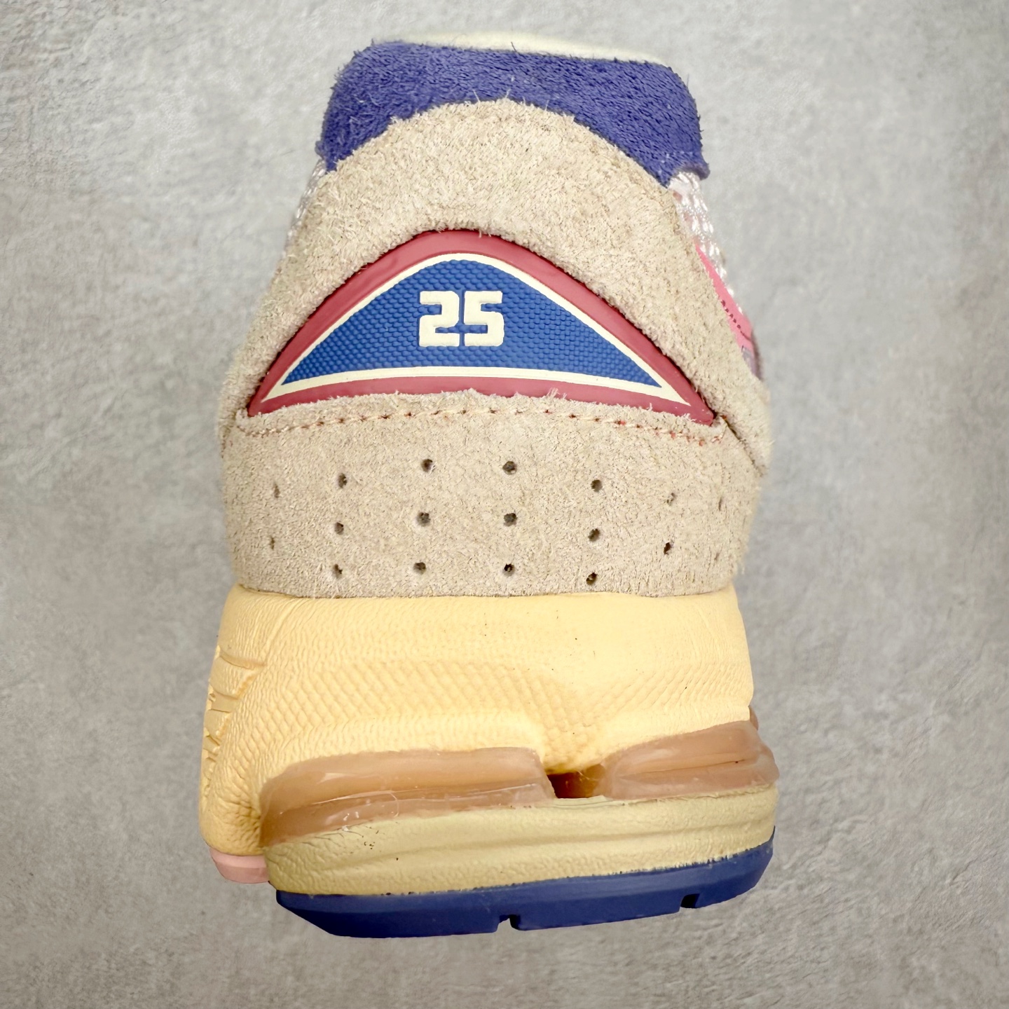 图片[8]-＃特价福利 New Balance NB2002系列 男女休闲慢跑鞋 必备的时髦单品之一 最新出的2002R系列 这款延续了经典科技 升级版N-ERGY缓震物料机能与材质上脚太舒适了 鞋面的柔软麂皮搭配尼龙网布 特别透气而且还复古感 不管是搭配牛仔裤还工装裤都是百搭！小红书众多博主上脚推荐！实拍调校N版已经零色差零失真 百分百还原实物色彩所见即所得 不存在货不对板色差等低级问题 选购参考实物拍摄 不混卖不参货 只用心做好货严格选品 承诺混一赔十 尺码：36 36.5 37 37.5 38 38.5 39.5 40 40.5 41.5 42 42.5 43 44 45-选品中心