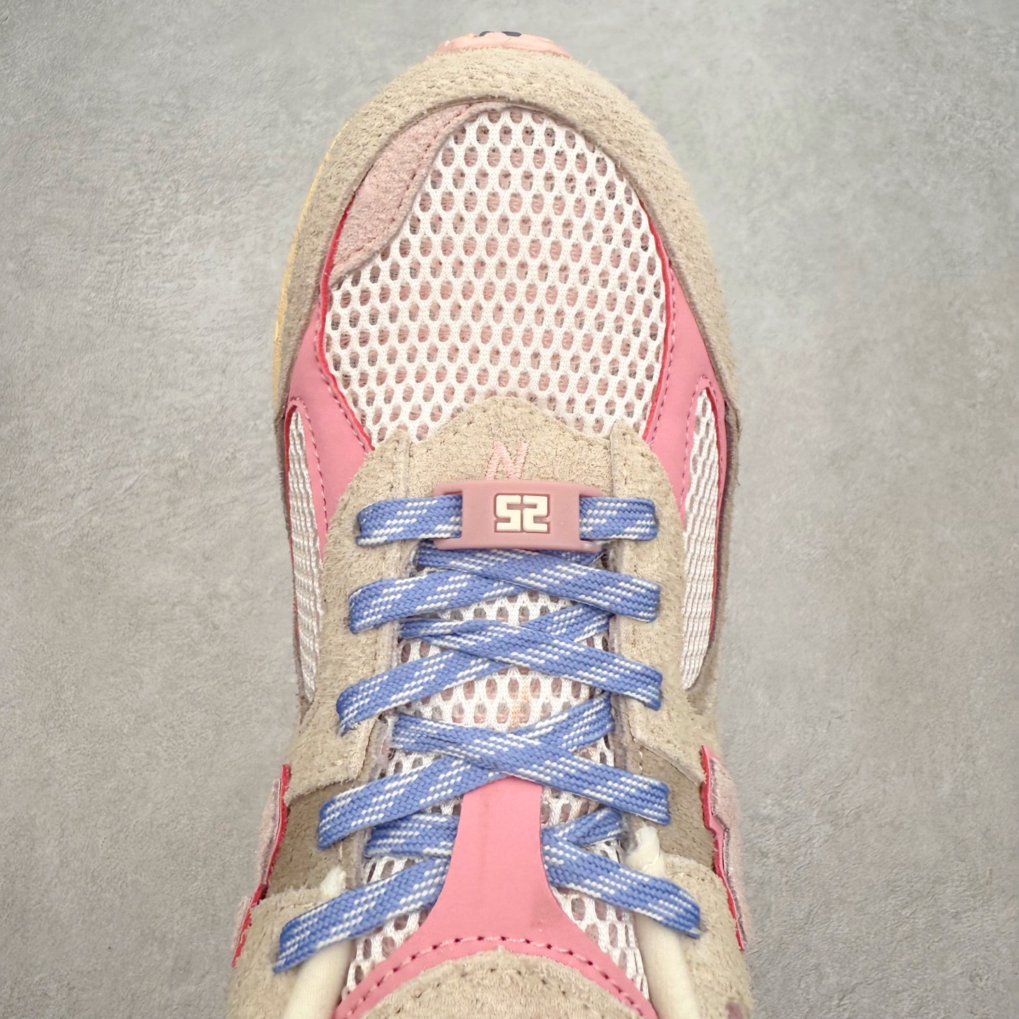 图片[4]-＃特价福利 New Balance NB2002系列 男女休闲慢跑鞋 必备的时髦单品之一 最新出的2002R系列 这款延续了经典科技 升级版N-ERGY缓震物料机能与材质上脚太舒适了 鞋面的柔软麂皮搭配尼龙网布 特别透气而且还复古感 不管是搭配牛仔裤还工装裤都是百搭！小红书众多博主上脚推荐！实拍调校N版已经零色差零失真 百分百还原实物色彩所见即所得 不存在货不对板色差等低级问题 选购参考实物拍摄 不混卖不参货 只用心做好货严格选品 承诺混一赔十 尺码：36 36.5 37 37.5 38 38.5 39.5 40 40.5 41.5 42 42.5 43 44 45-选品中心