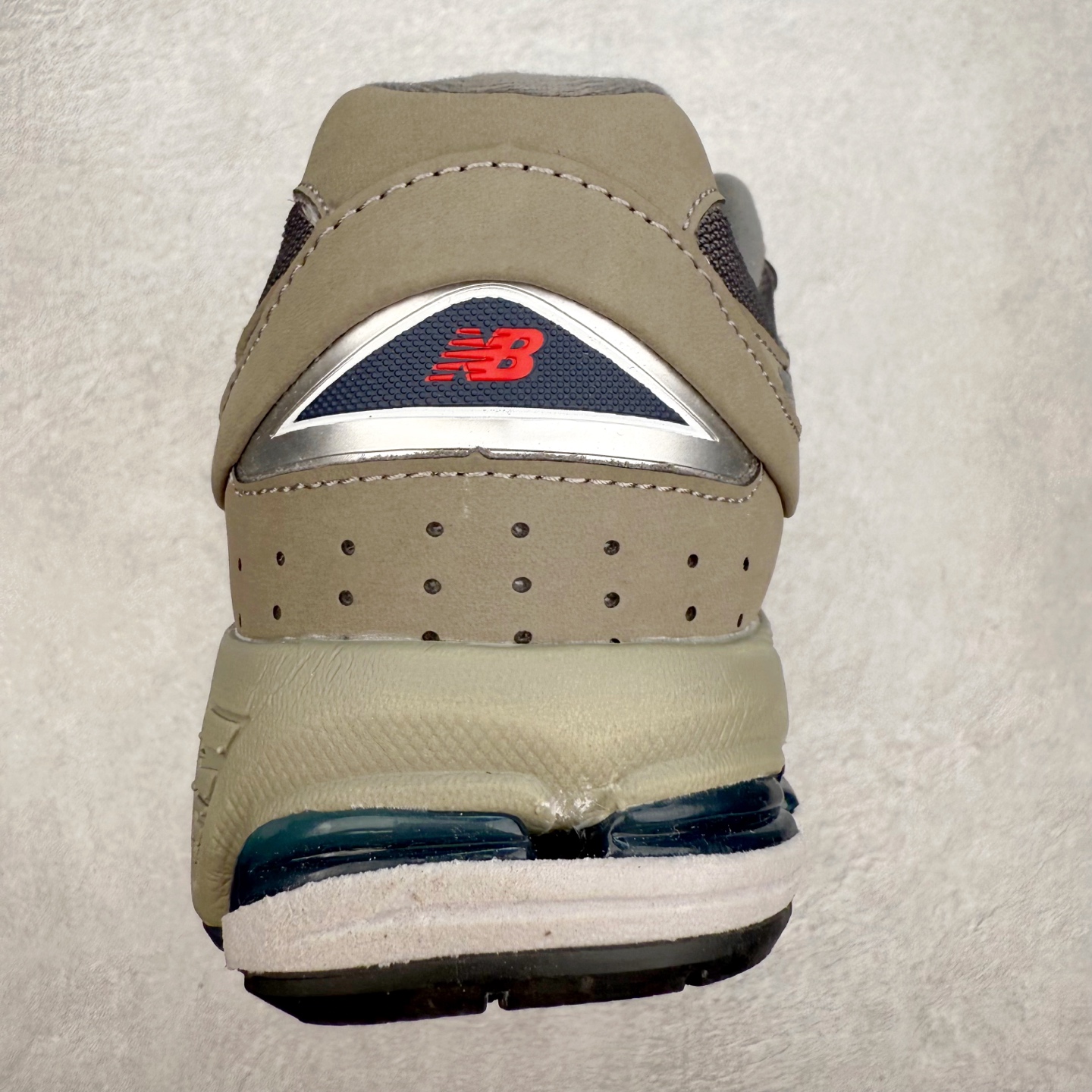 图片[8]-＃特价福利 New Balance NB2002系列 男女休闲慢跑鞋 必备的时髦单品之一 最新出的2002R系列 这款延续了经典科技 升级版N-ERGY缓震物料机能与材质上脚太舒适了 鞋面的柔软麂皮搭配尼龙网布 特别透气而且还复古感 不管是搭配牛仔裤还工装裤都是百搭！小红书众多博主上脚推荐！实拍调校N版已经零色差零失真 百分百还原实物色彩所见即所得 不存在货不对板色差等低级问题 选购参考实物拍摄 不混卖不参货 只用心做好货严格选品 承诺混一赔十 尺码：36 36.5 37 37.5 38 38.5 39.5 40 40.5 41.5 42 42.5 43 44 45-选品中心