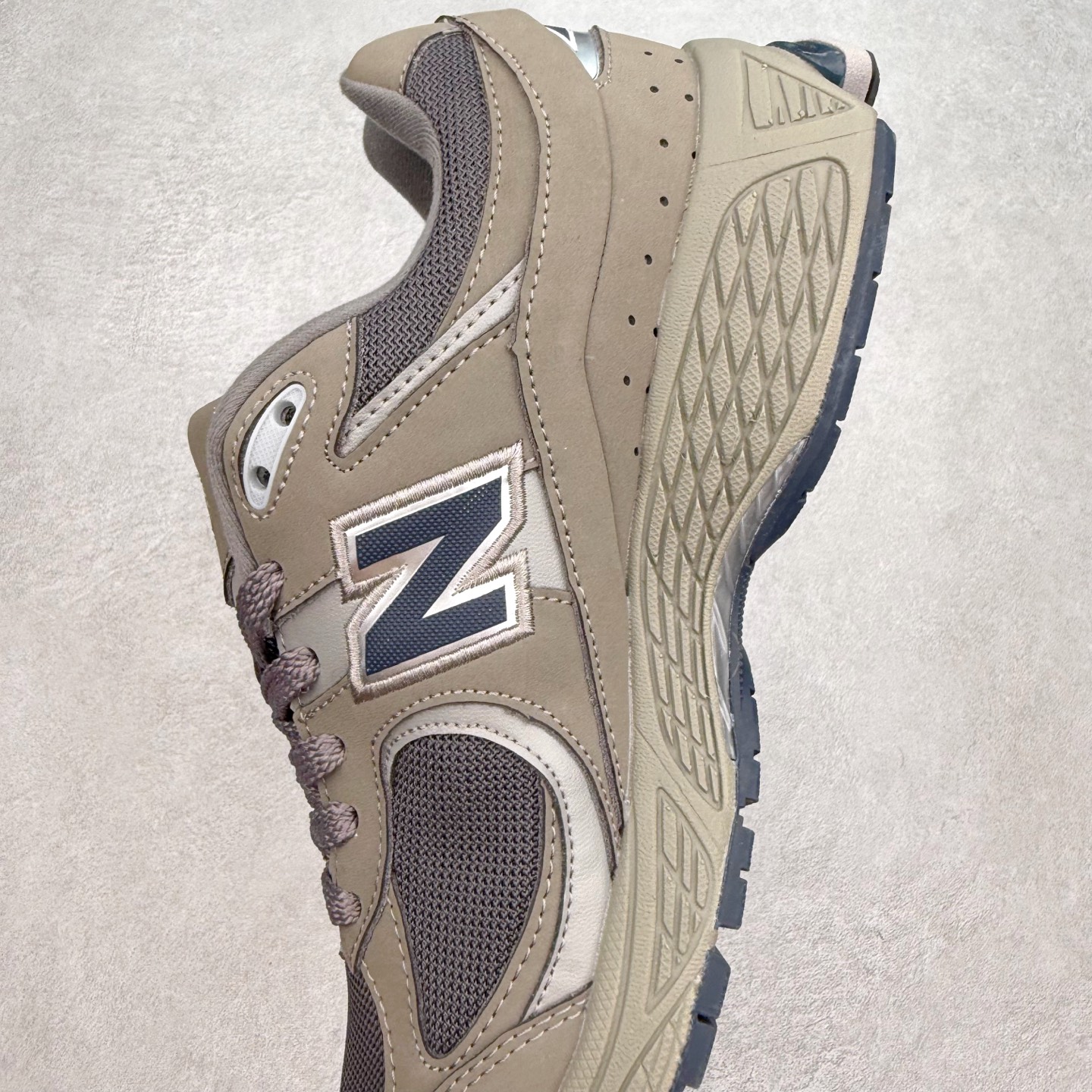 图片[7]-＃特价福利 New Balance NB2002系列 男女休闲慢跑鞋 必备的时髦单品之一 最新出的2002R系列 这款延续了经典科技 升级版N-ERGY缓震物料机能与材质上脚太舒适了 鞋面的柔软麂皮搭配尼龙网布 特别透气而且还复古感 不管是搭配牛仔裤还工装裤都是百搭！小红书众多博主上脚推荐！实拍调校N版已经零色差零失真 百分百还原实物色彩所见即所得 不存在货不对板色差等低级问题 选购参考实物拍摄 不混卖不参货 只用心做好货严格选品 承诺混一赔十 尺码：36 36.5 37 37.5 38 38.5 39.5 40 40.5 41.5 42 42.5 43 44 45-选品中心