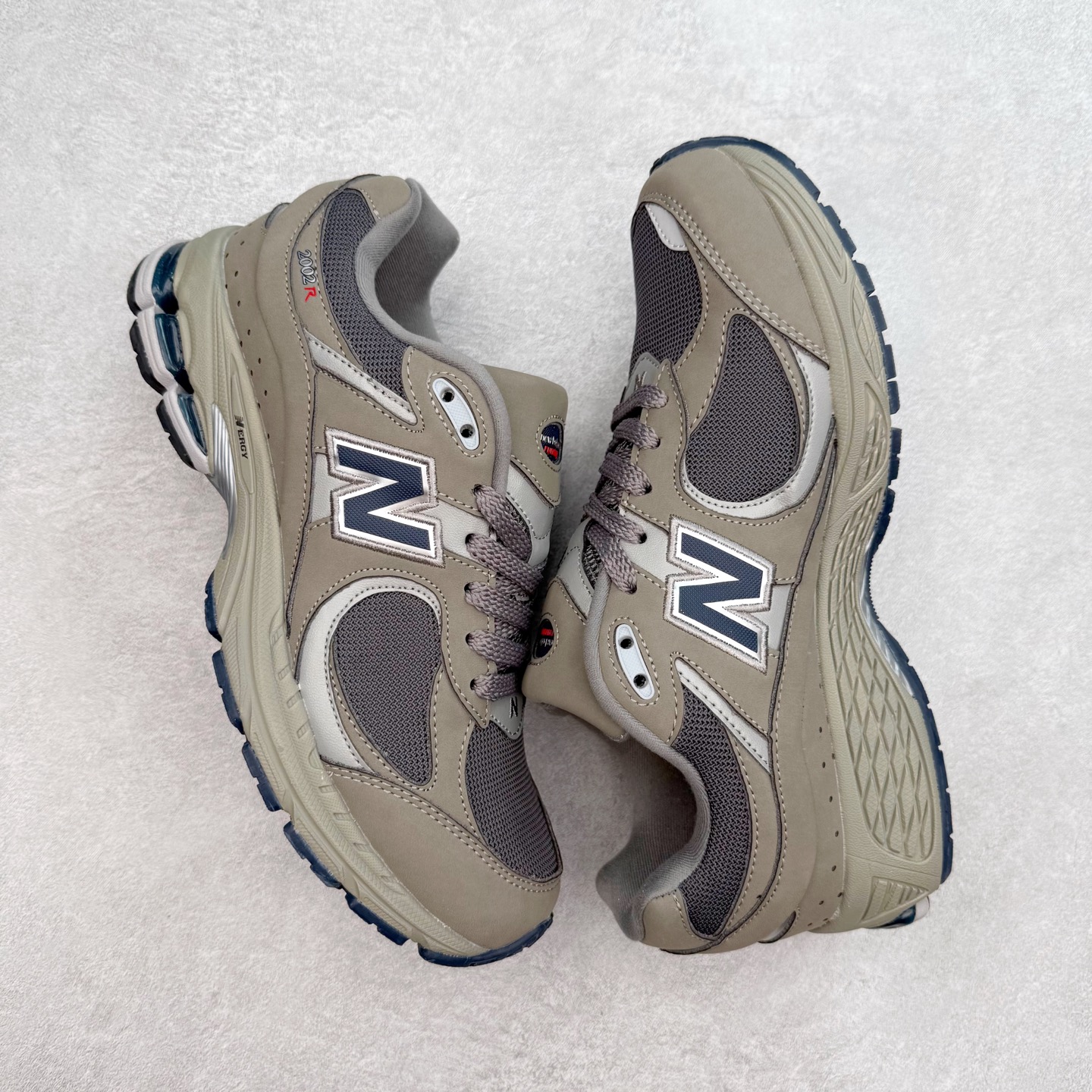 图片[3]-＃特价福利 New Balance NB2002系列 男女休闲慢跑鞋 必备的时髦单品之一 最新出的2002R系列 这款延续了经典科技 升级版N-ERGY缓震物料机能与材质上脚太舒适了 鞋面的柔软麂皮搭配尼龙网布 特别透气而且还复古感 不管是搭配牛仔裤还工装裤都是百搭！小红书众多博主上脚推荐！实拍调校N版已经零色差零失真 百分百还原实物色彩所见即所得 不存在货不对板色差等低级问题 选购参考实物拍摄 不混卖不参货 只用心做好货严格选品 承诺混一赔十 尺码：36 36.5 37 37.5 38 38.5 39.5 40 40.5 41.5 42 42.5 43 44 45-选品中心