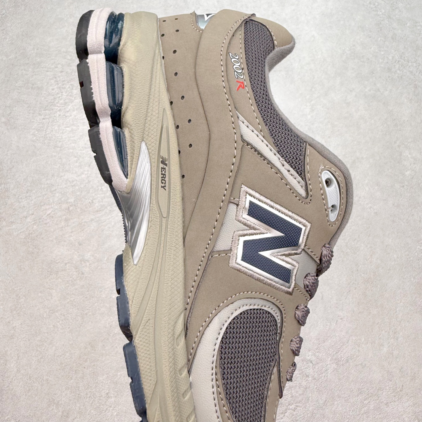 图片[6]-＃特价福利 New Balance NB2002系列 男女休闲慢跑鞋 必备的时髦单品之一 最新出的2002R系列 这款延续了经典科技 升级版N-ERGY缓震物料机能与材质上脚太舒适了 鞋面的柔软麂皮搭配尼龙网布 特别透气而且还复古感 不管是搭配牛仔裤还工装裤都是百搭！小红书众多博主上脚推荐！实拍调校N版已经零色差零失真 百分百还原实物色彩所见即所得 不存在货不对板色差等低级问题 选购参考实物拍摄 不混卖不参货 只用心做好货严格选品 承诺混一赔十 尺码：36 36.5 37 37.5 38 38.5 39.5 40 40.5 41.5 42 42.5 43 44 45-选品中心