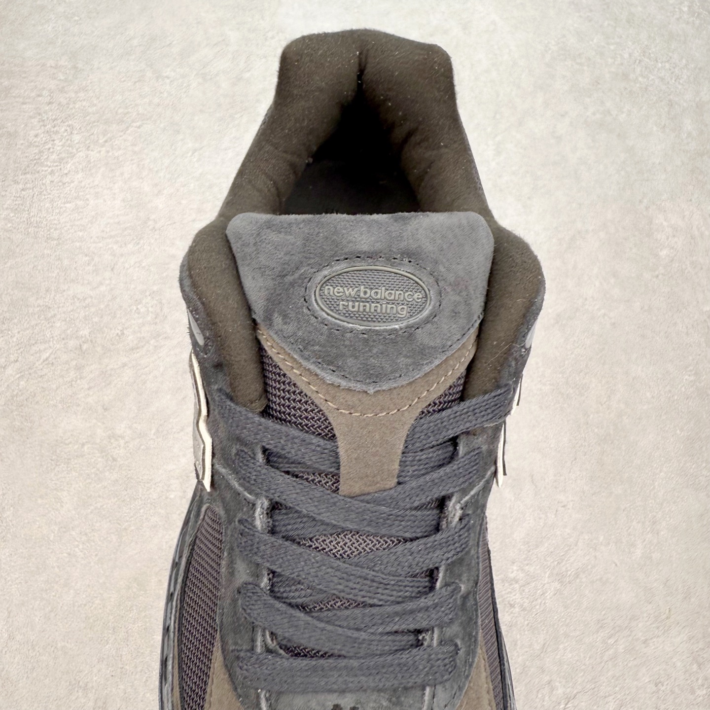 图片[5]-＃特价福利 New Balance NB2002系列 男女休闲慢跑鞋 必备的时髦单品之一 最新出的2002R系列 这款延续了经典科技 升级版N-ERGY缓震物料机能与材质上脚太舒适了 鞋面的柔软麂皮搭配尼龙网布 特别透气而且还复古感 不管是搭配牛仔裤还工装裤都是百搭！小红书众多博主上脚推荐！实拍调校N版已经零色差零失真 百分百还原实物色彩所见即所得 不存在货不对板色差等低级问题 选购参考实物拍摄 不混卖不参货 只用心做好货严格选品 承诺混一赔十 尺码：36 36.5 37 37.5 38 38.5 39.5 40 40.5 41.5 42 42.5 43 44 45-选品中心