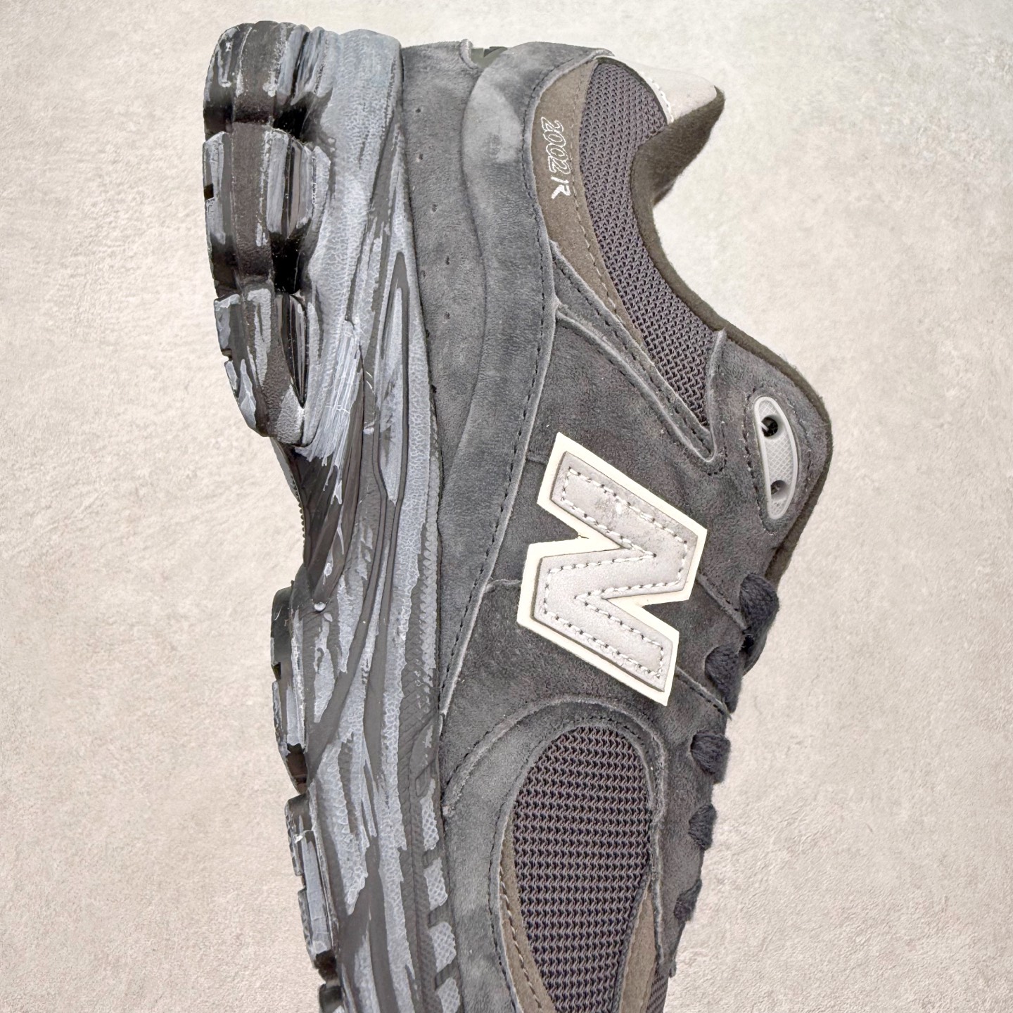 图片[6]-＃特价福利 New Balance NB2002系列 男女休闲慢跑鞋 必备的时髦单品之一 最新出的2002R系列 这款延续了经典科技 升级版N-ERGY缓震物料机能与材质上脚太舒适了 鞋面的柔软麂皮搭配尼龙网布 特别透气而且还复古感 不管是搭配牛仔裤还工装裤都是百搭！小红书众多博主上脚推荐！实拍调校N版已经零色差零失真 百分百还原实物色彩所见即所得 不存在货不对板色差等低级问题 选购参考实物拍摄 不混卖不参货 只用心做好货严格选品 承诺混一赔十 尺码：36 36.5 37 37.5 38 38.5 39.5 40 40.5 41.5 42 42.5 43 44 45-选品中心