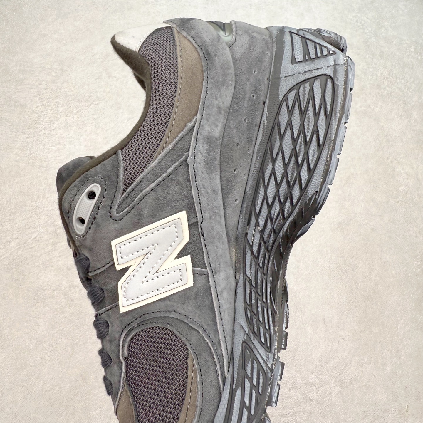 图片[7]-＃特价福利 New Balance NB2002系列 男女休闲慢跑鞋 必备的时髦单品之一 最新出的2002R系列 这款延续了经典科技 升级版N-ERGY缓震物料机能与材质上脚太舒适了 鞋面的柔软麂皮搭配尼龙网布 特别透气而且还复古感 不管是搭配牛仔裤还工装裤都是百搭！小红书众多博主上脚推荐！实拍调校N版已经零色差零失真 百分百还原实物色彩所见即所得 不存在货不对板色差等低级问题 选购参考实物拍摄 不混卖不参货 只用心做好货严格选品 承诺混一赔十 尺码：36 36.5 37 37.5 38 38.5 39.5 40 40.5 41.5 42 42.5 43 44 45-选品中心