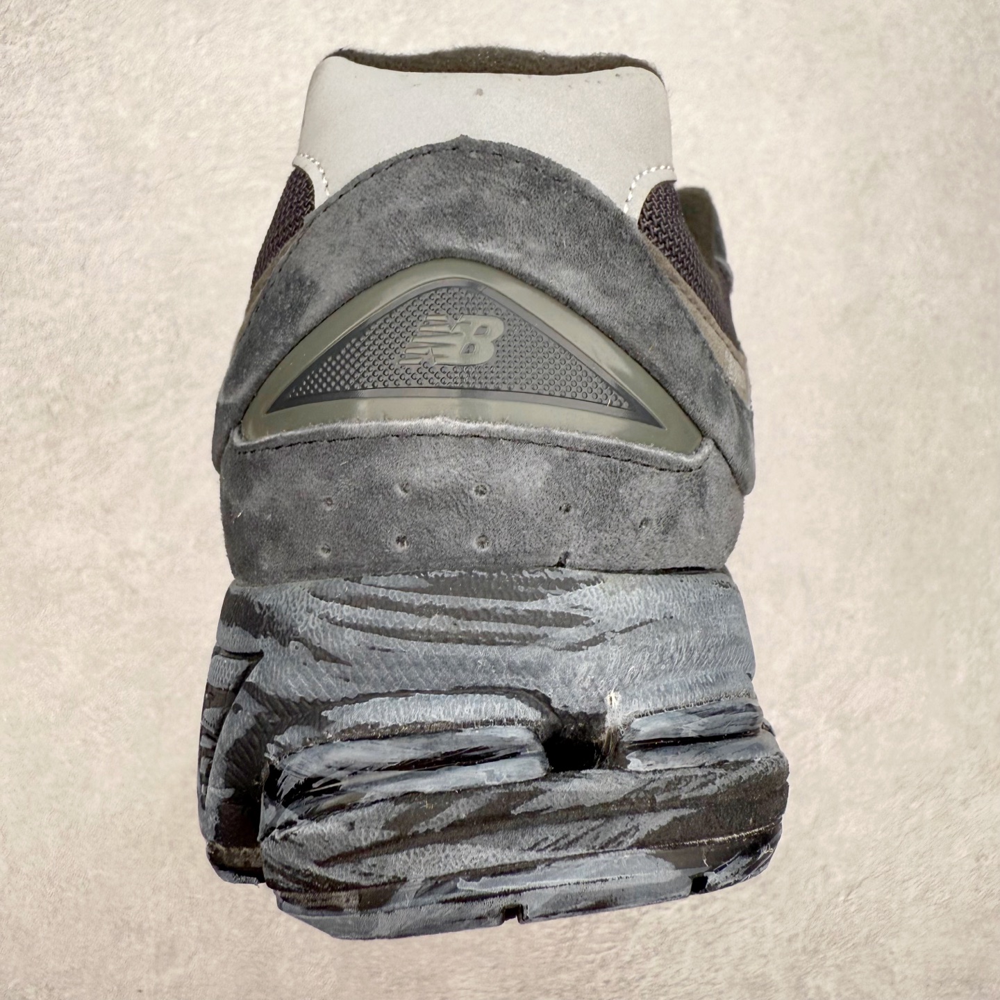 图片[8]-＃特价福利 New Balance NB2002系列 男女休闲慢跑鞋 必备的时髦单品之一 最新出的2002R系列 这款延续了经典科技 升级版N-ERGY缓震物料机能与材质上脚太舒适了 鞋面的柔软麂皮搭配尼龙网布 特别透气而且还复古感 不管是搭配牛仔裤还工装裤都是百搭！小红书众多博主上脚推荐！实拍调校N版已经零色差零失真 百分百还原实物色彩所见即所得 不存在货不对板色差等低级问题 选购参考实物拍摄 不混卖不参货 只用心做好货严格选品 承诺混一赔十 尺码：36 36.5 37 37.5 38 38.5 39.5 40 40.5 41.5 42 42.5 43 44 45-选品中心