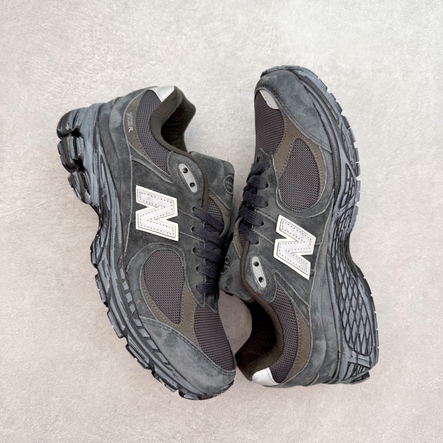 图片[3]-＃特价福利 New Balance NB2002系列 男女休闲慢跑鞋 必备的时髦单品之一 最新出的2002R系列 这款延续了经典科技 升级版N-ERGY缓震物料机能与材质上脚太舒适了 鞋面的柔软麂皮搭配尼龙网布 特别透气而且还复古感 不管是搭配牛仔裤还工装裤都是百搭！小红书众多博主上脚推荐！实拍调校N版已经零色差零失真 百分百还原实物色彩所见即所得 不存在货不对板色差等低级问题 选购参考实物拍摄 不混卖不参货 只用心做好货严格选品 承诺混一赔十 尺码：36 36.5 37 37.5 38 38.5 39.5 40 40.5 41.5 42 42.5 43 44 45-选品中心
