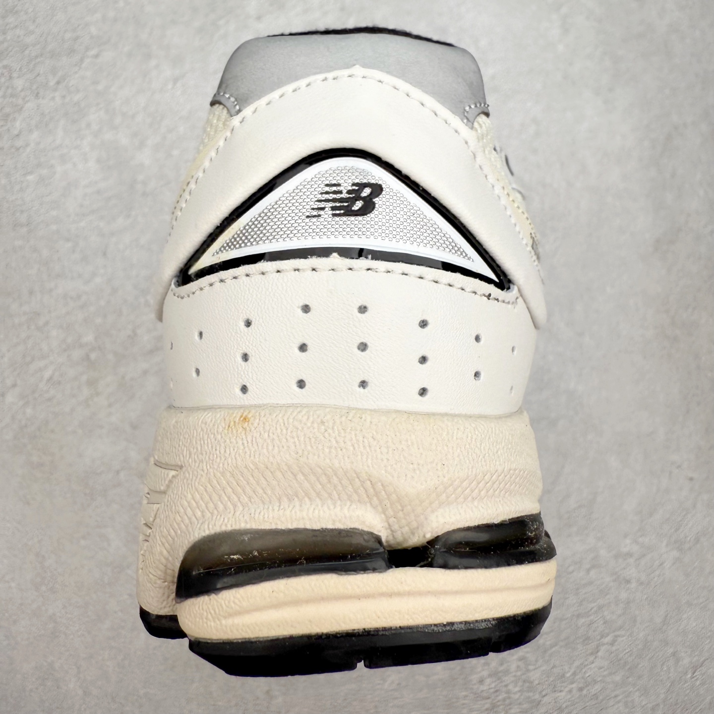 图片[8]-＃特价福利 New Balance NB2002系列 男女休闲慢跑鞋 必备的时髦单品之一 最新出的2002R系列 这款延续了经典科技 升级版N-ERGY缓震物料机能与材质上脚太舒适了 鞋面的柔软麂皮搭配尼龙网布 特别透气而且还复古感 不管是搭配牛仔裤还工装裤都是百搭！小红书众多博主上脚推荐！实拍调校N版已经零色差零失真 百分百还原实物色彩所见即所得 不存在货不对板色差等低级问题 选购参考实物拍摄 不混卖不参货 只用心做好货严格选品 承诺混一赔十 尺码：36 36.5 37 37.5 38 38.5 39.5 40 40.5 41.5 42 42.5 43 44 45-选品中心