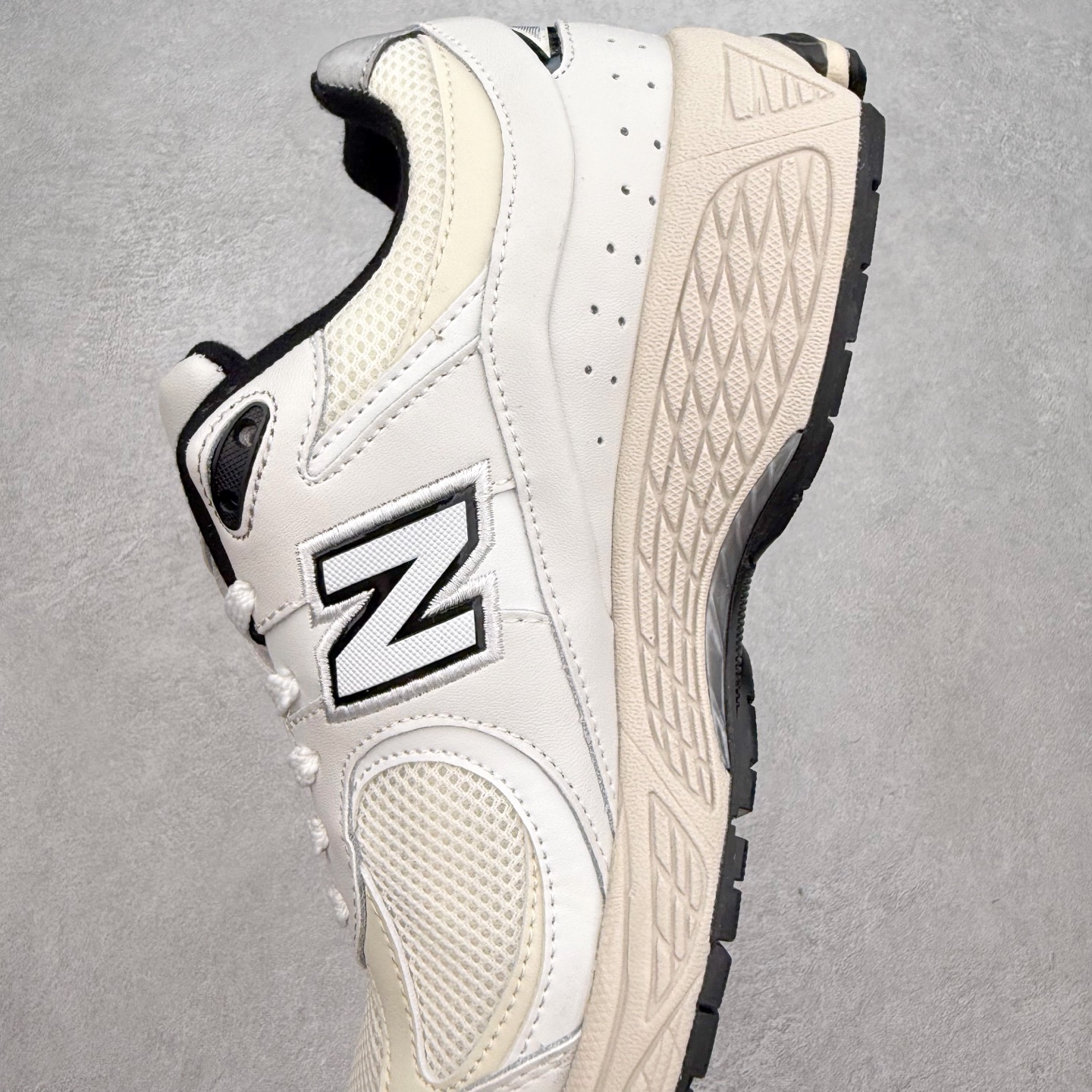 图片[7]-＃特价福利 New Balance NB2002系列 男女休闲慢跑鞋 必备的时髦单品之一 最新出的2002R系列 这款延续了经典科技 升级版N-ERGY缓震物料机能与材质上脚太舒适了 鞋面的柔软麂皮搭配尼龙网布 特别透气而且还复古感 不管是搭配牛仔裤还工装裤都是百搭！小红书众多博主上脚推荐！实拍调校N版已经零色差零失真 百分百还原实物色彩所见即所得 不存在货不对板色差等低级问题 选购参考实物拍摄 不混卖不参货 只用心做好货严格选品 承诺混一赔十 尺码：36 36.5 37 37.5 38 38.5 39.5 40 40.5 41.5 42 42.5 43 44 45-选品中心