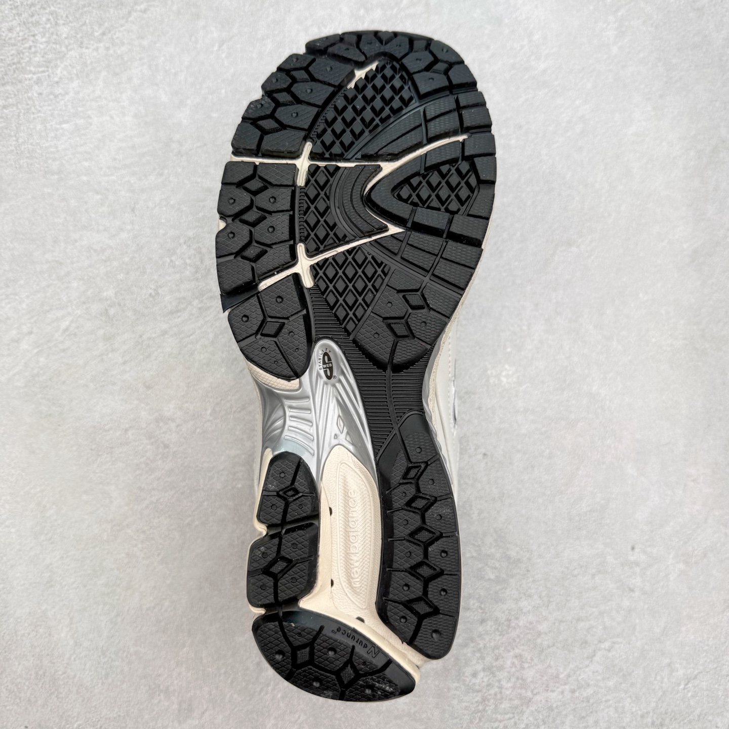 图片[9]-＃特价福利 New Balance NB2002系列 男女休闲慢跑鞋 必备的时髦单品之一 最新出的2002R系列 这款延续了经典科技 升级版N-ERGY缓震物料机能与材质上脚太舒适了 鞋面的柔软麂皮搭配尼龙网布 特别透气而且还复古感 不管是搭配牛仔裤还工装裤都是百搭！小红书众多博主上脚推荐！实拍调校N版已经零色差零失真 百分百还原实物色彩所见即所得 不存在货不对板色差等低级问题 选购参考实物拍摄 不混卖不参货 只用心做好货严格选品 承诺混一赔十 尺码：36 36.5 37 37.5 38 38.5 39.5 40 40.5 41.5 42 42.5 43 44 45-选品中心