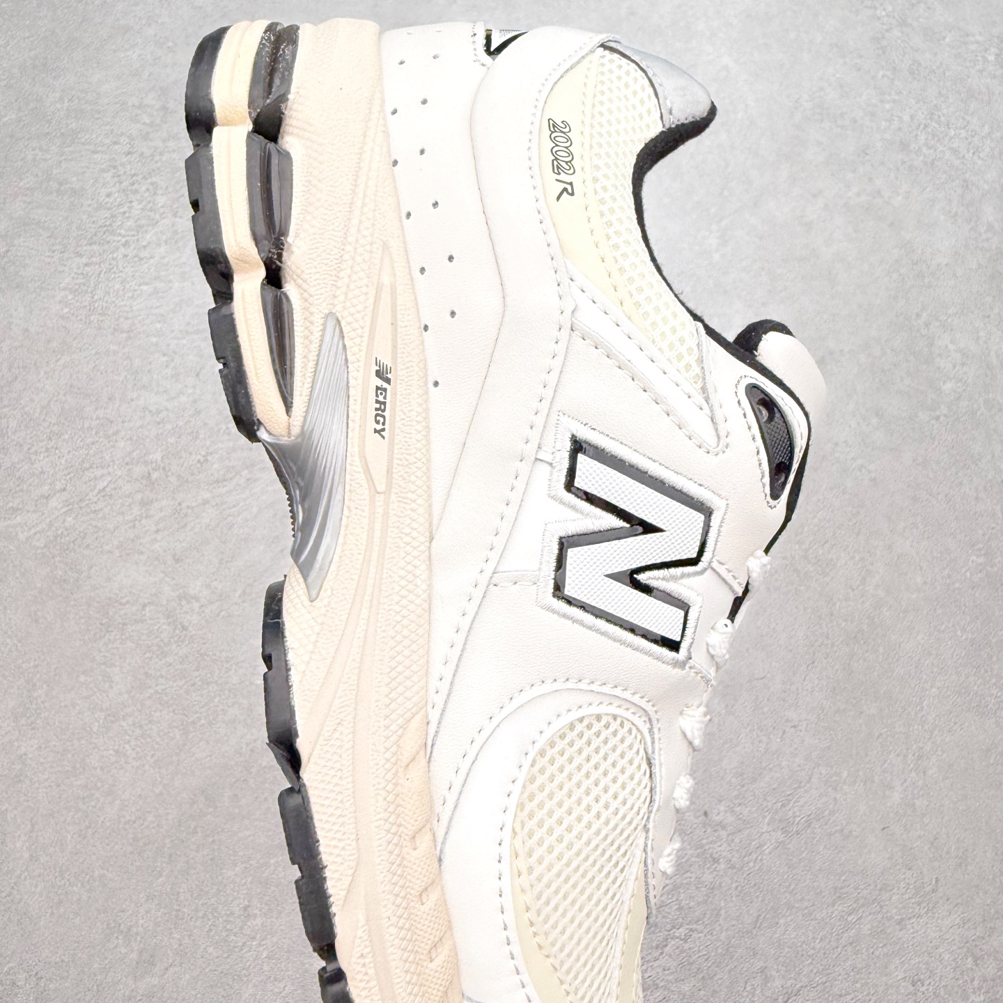 图片[6]-＃特价福利 New Balance NB2002系列 男女休闲慢跑鞋 必备的时髦单品之一 最新出的2002R系列 这款延续了经典科技 升级版N-ERGY缓震物料机能与材质上脚太舒适了 鞋面的柔软麂皮搭配尼龙网布 特别透气而且还复古感 不管是搭配牛仔裤还工装裤都是百搭！小红书众多博主上脚推荐！实拍调校N版已经零色差零失真 百分百还原实物色彩所见即所得 不存在货不对板色差等低级问题 选购参考实物拍摄 不混卖不参货 只用心做好货严格选品 承诺混一赔十 尺码：36 36.5 37 37.5 38 38.5 39.5 40 40.5 41.5 42 42.5 43 44 45-选品中心