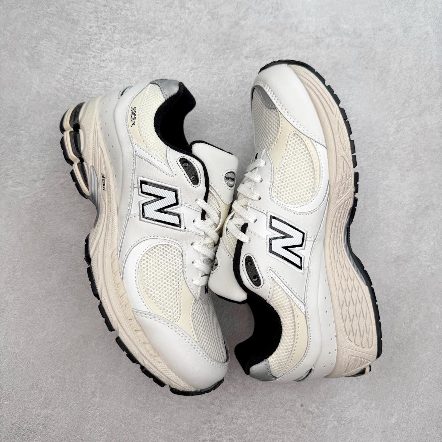图片[3]-＃特价福利 New Balance NB2002系列 男女休闲慢跑鞋 必备的时髦单品之一 最新出的2002R系列 这款延续了经典科技 升级版N-ERGY缓震物料机能与材质上脚太舒适了 鞋面的柔软麂皮搭配尼龙网布 特别透气而且还复古感 不管是搭配牛仔裤还工装裤都是百搭！小红书众多博主上脚推荐！实拍调校N版已经零色差零失真 百分百还原实物色彩所见即所得 不存在货不对板色差等低级问题 选购参考实物拍摄 不混卖不参货 只用心做好货严格选品 承诺混一赔十 尺码：36 36.5 37 37.5 38 38.5 39.5 40 40.5 41.5 42 42.5 43 44 45-选品中心