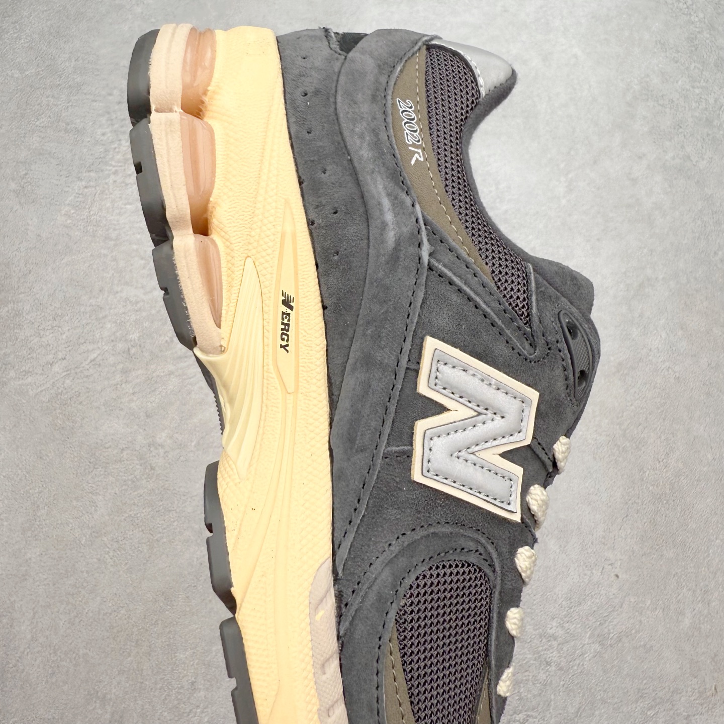 图片[6]-＃特价福利 New Balance NB2002系列 男女休闲慢跑鞋 必备的时髦单品之一 最新出的2002R系列 这款延续了经典科技 升级版N-ERGY缓震物料机能与材质上脚太舒适了 鞋面的柔软麂皮搭配尼龙网布 特别透气而且还复古感 不管是搭配牛仔裤还工装裤都是百搭！小红书众多博主上脚推荐！实拍调校N版已经零色差零失真 百分百还原实物色彩所见即所得 不存在货不对板色差等低级问题 选购参考实物拍摄 不混卖不参货 只用心做好货严格选品 承诺混一赔十 尺码：36 36.5 37 37.5 38 38.5 39.5 40 40.5 41.5 42 42.5 43 44 45-选品中心