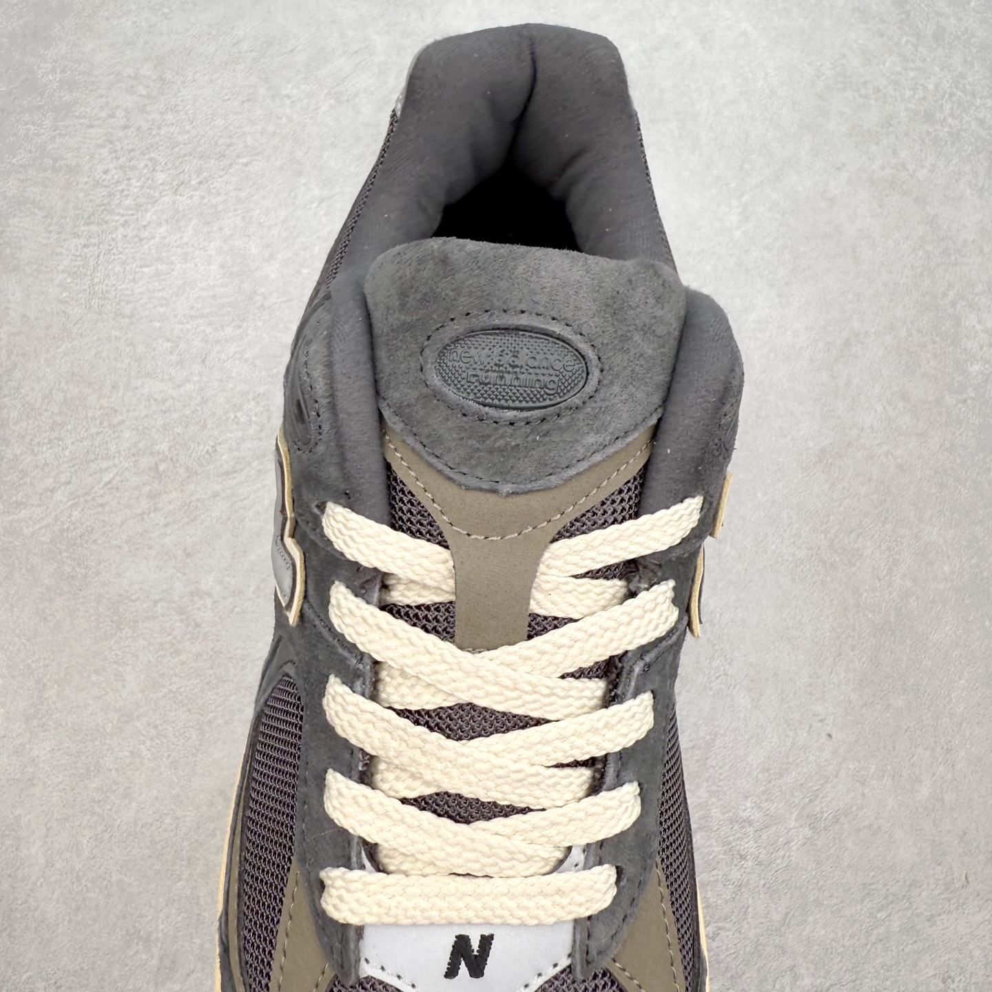 图片[5]-＃特价福利 New Balance NB2002系列 男女休闲慢跑鞋 必备的时髦单品之一 最新出的2002R系列 这款延续了经典科技 升级版N-ERGY缓震物料机能与材质上脚太舒适了 鞋面的柔软麂皮搭配尼龙网布 特别透气而且还复古感 不管是搭配牛仔裤还工装裤都是百搭！小红书众多博主上脚推荐！实拍调校N版已经零色差零失真 百分百还原实物色彩所见即所得 不存在货不对板色差等低级问题 选购参考实物拍摄 不混卖不参货 只用心做好货严格选品 承诺混一赔十 尺码：36 36.5 37 37.5 38 38.5 39.5 40 40.5 41.5 42 42.5 43 44 45-选品中心