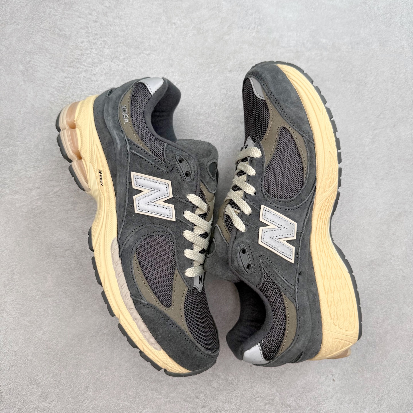 图片[3]-＃特价福利 New Balance NB2002系列 男女休闲慢跑鞋 必备的时髦单品之一 最新出的2002R系列 这款延续了经典科技 升级版N-ERGY缓震物料机能与材质上脚太舒适了 鞋面的柔软麂皮搭配尼龙网布 特别透气而且还复古感 不管是搭配牛仔裤还工装裤都是百搭！小红书众多博主上脚推荐！实拍调校N版已经零色差零失真 百分百还原实物色彩所见即所得 不存在货不对板色差等低级问题 选购参考实物拍摄 不混卖不参货 只用心做好货严格选品 承诺混一赔十 尺码：36 36.5 37 37.5 38 38.5 39.5 40 40.5 41.5 42 42.5 43 44 45-选品中心