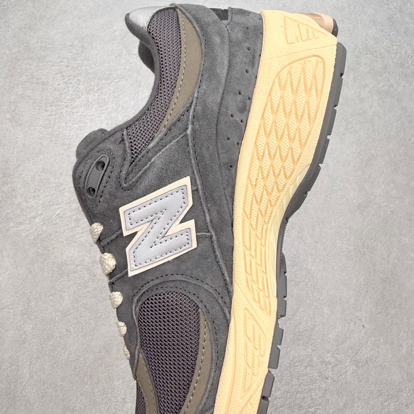 图片[7]-＃特价福利 New Balance NB2002系列 男女休闲慢跑鞋 必备的时髦单品之一 最新出的2002R系列 这款延续了经典科技 升级版N-ERGY缓震物料机能与材质上脚太舒适了 鞋面的柔软麂皮搭配尼龙网布 特别透气而且还复古感 不管是搭配牛仔裤还工装裤都是百搭！小红书众多博主上脚推荐！实拍调校N版已经零色差零失真 百分百还原实物色彩所见即所得 不存在货不对板色差等低级问题 选购参考实物拍摄 不混卖不参货 只用心做好货严格选品 承诺混一赔十 尺码：36 36.5 37 37.5 38 38.5 39.5 40 40.5 41.5 42 42.5 43 44 45-选品中心