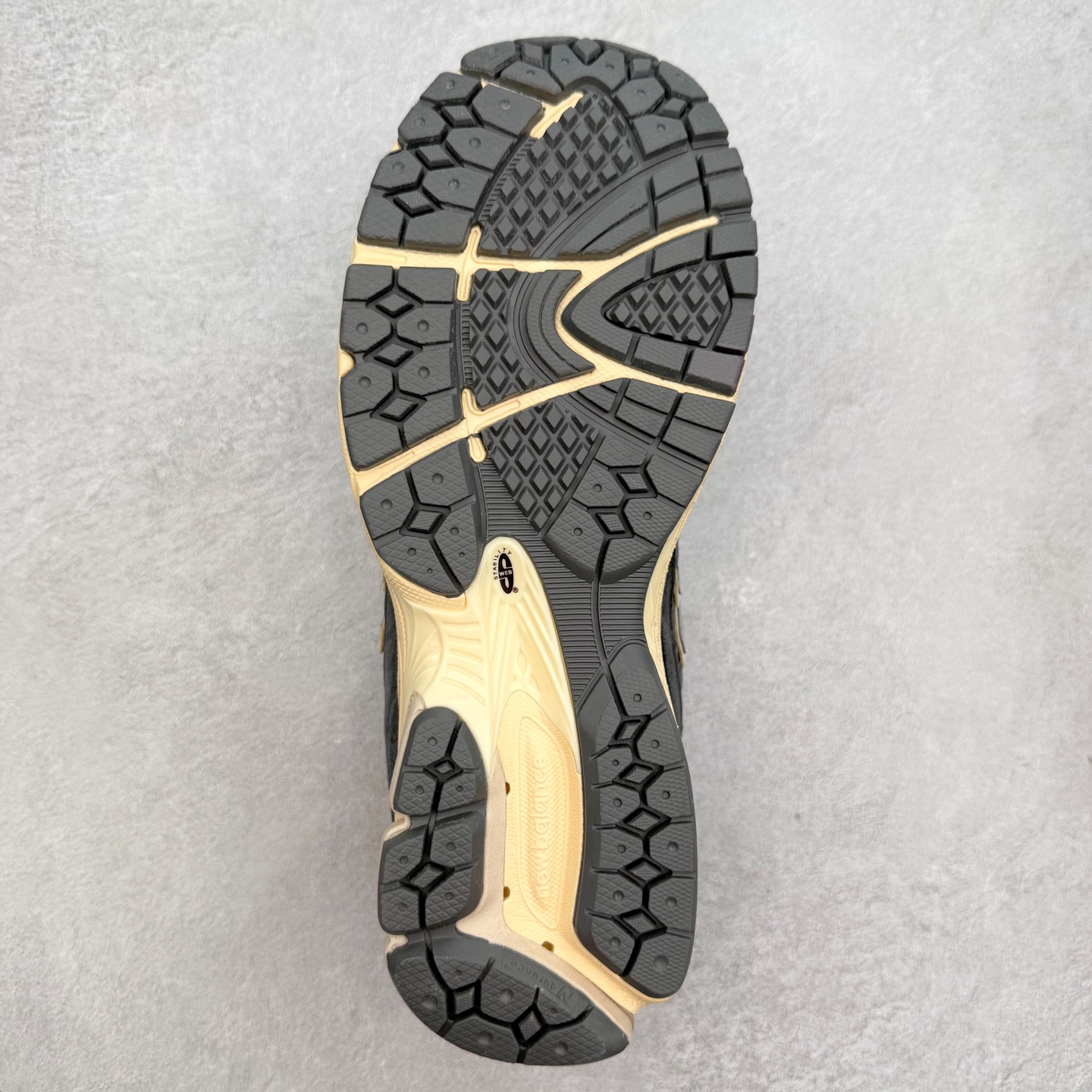 图片[9]-＃特价福利 New Balance NB2002系列 男女休闲慢跑鞋 必备的时髦单品之一 最新出的2002R系列 这款延续了经典科技 升级版N-ERGY缓震物料机能与材质上脚太舒适了 鞋面的柔软麂皮搭配尼龙网布 特别透气而且还复古感 不管是搭配牛仔裤还工装裤都是百搭！小红书众多博主上脚推荐！实拍调校N版已经零色差零失真 百分百还原实物色彩所见即所得 不存在货不对板色差等低级问题 选购参考实物拍摄 不混卖不参货 只用心做好货严格选品 承诺混一赔十 尺码：36 36.5 37 37.5 38 38.5 39.5 40 40.5 41.5 42 42.5 43 44 45-选品中心