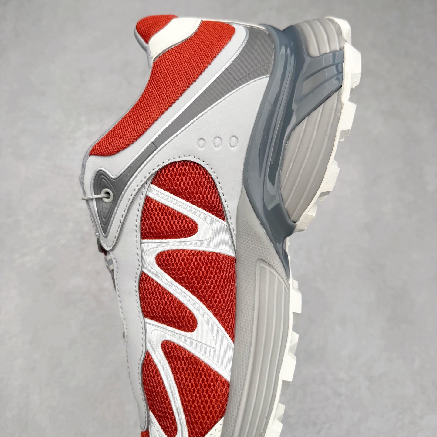 图片[7]-＃HP SALOMON XT-WHISPER 萨洛蒙圆头防滑耐磨低帮休闲越野训练城市通勤跑步鞋 男女同款 浅棕色 纯原外贸平台特供订单 耗时半年巨作 全套原纸板楦头开发 原厂特供网布配套加持 确保原汁原味 完美呈现版型 原档数据独家私模五层组合大底 男女鞋同步官方开发至46.5 原装Ortholite轻量化鞋垫 中底布带钢印编号 原厂TPU锁扣 进口港宝加持 后跟自然饱满 还原公司包裹性 鞋面以“锯齿”状的包裹系统呈现 在基色底之下加入了各种色点缀 将公司的最新技术和时尚前卫的造型融入耐用的长跑款式中 鞋面由 TPU 薄膜制成 并焊接在高耐磨网眼上 使其既时尚又坚固 由 ACS底盘支撑 可增强稳定性和支撑力 以及由橡胶凸耳 Contragrip外底覆盖的 EVA 缓冲中底 旨在应对崎岖的地形 鞋舌上的彩色Salomon 标签、Quicklace 系统以及鞋头、鞋舌和鞋跟上的附加品牌使细节更加完美 让穿着者可以轻松驾驭户外与通勤下的任何运动生活场景 无缝鞋身户外随意纵横 颜值与脚感兼备 出街通勤 绝对非常吸睛 你值得拥有 尺码：36 36.5 37.5 38 38.5 39 40 40.5 41 42 42.5 43 44 44.5 45 46 46.5 注意：偏小1码-选品中心