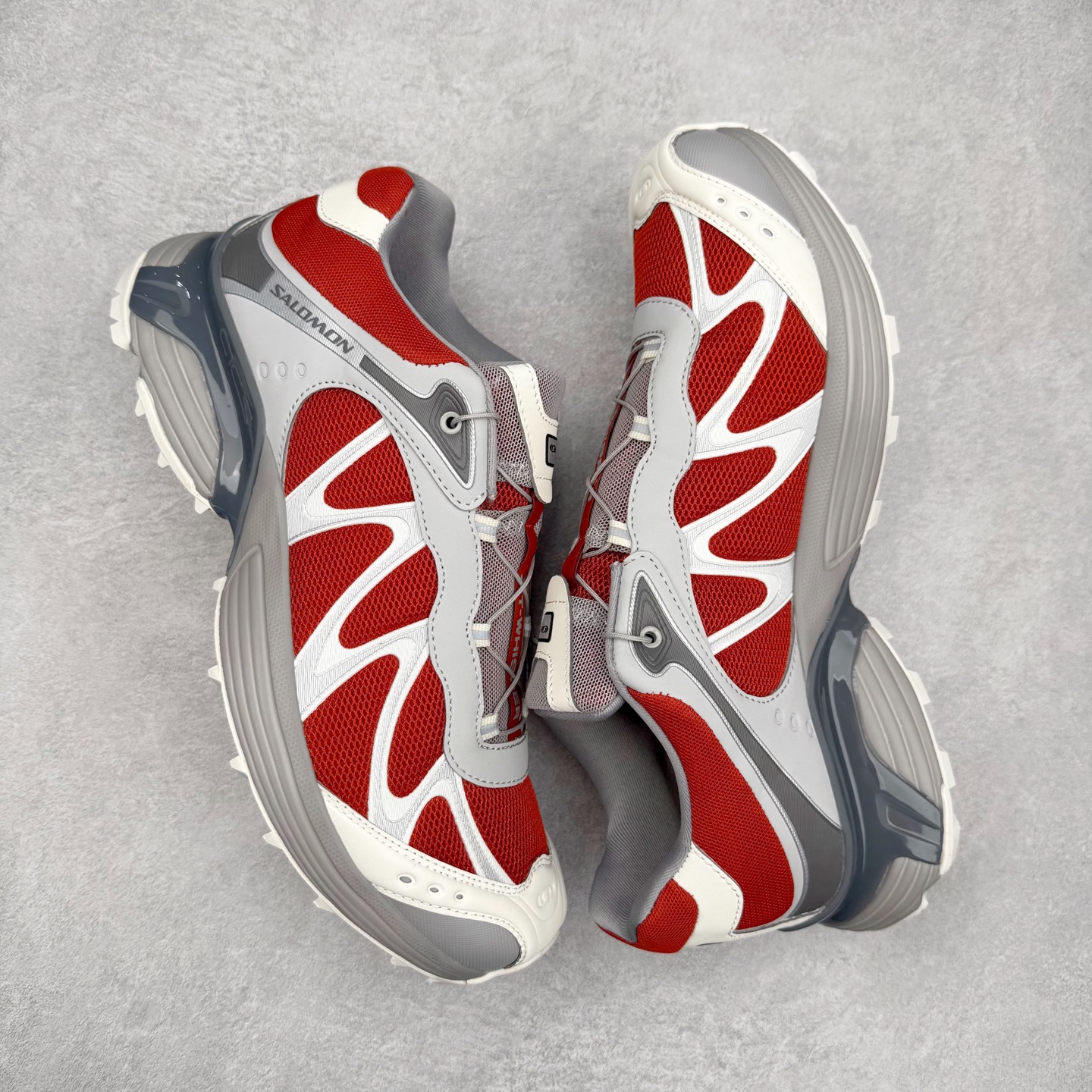 图片[3]-＃HP SALOMON XT-WHISPER 萨洛蒙圆头防滑耐磨低帮休闲越野训练城市通勤跑步鞋 男女同款 浅棕色 纯原外贸平台特供订单 耗时半年巨作 全套原纸板楦头开发 原厂特供网布配套加持 确保原汁原味 完美呈现版型 原档数据独家私模五层组合大底 男女鞋同步官方开发至46.5 原装Ortholite轻量化鞋垫 中底布带钢印编号 原厂TPU锁扣 进口港宝加持 后跟自然饱满 还原公司包裹性 鞋面以“锯齿”状的包裹系统呈现 在基色底之下加入了各种色点缀 将公司的最新技术和时尚前卫的造型融入耐用的长跑款式中 鞋面由 TPU 薄膜制成 并焊接在高耐磨网眼上 使其既时尚又坚固 由 ACS底盘支撑 可增强稳定性和支撑力 以及由橡胶凸耳 Contragrip外底覆盖的 EVA 缓冲中底 旨在应对崎岖的地形 鞋舌上的彩色Salomon 标签、Quicklace 系统以及鞋头、鞋舌和鞋跟上的附加品牌使细节更加完美 让穿着者可以轻松驾驭户外与通勤下的任何运动生活场景 无缝鞋身户外随意纵横 颜值与脚感兼备 出街通勤 绝对非常吸睛 你值得拥有 尺码：36 36.5 37.5 38 38.5 39 40 40.5 41 42 42.5 43 44 44.5 45 46 46.5 注意：偏小1码-选品中心