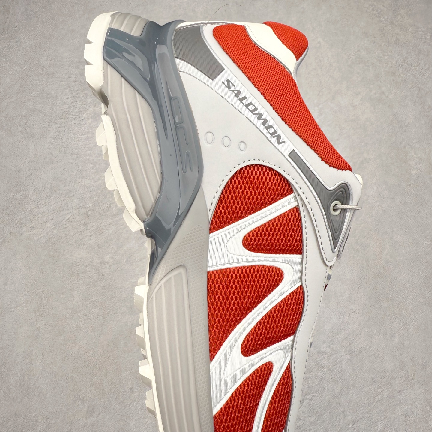 图片[6]-＃HP SALOMON XT-WHISPER 萨洛蒙圆头防滑耐磨低帮休闲越野训练城市通勤跑步鞋 男女同款 浅棕色 纯原外贸平台特供订单 耗时半年巨作 全套原纸板楦头开发 原厂特供网布配套加持 确保原汁原味 完美呈现版型 原档数据独家私模五层组合大底 男女鞋同步官方开发至46.5 原装Ortholite轻量化鞋垫 中底布带钢印编号 原厂TPU锁扣 进口港宝加持 后跟自然饱满 还原公司包裹性 鞋面以“锯齿”状的包裹系统呈现 在基色底之下加入了各种色点缀 将公司的最新技术和时尚前卫的造型融入耐用的长跑款式中 鞋面由 TPU 薄膜制成 并焊接在高耐磨网眼上 使其既时尚又坚固 由 ACS底盘支撑 可增强稳定性和支撑力 以及由橡胶凸耳 Contragrip外底覆盖的 EVA 缓冲中底 旨在应对崎岖的地形 鞋舌上的彩色Salomon 标签、Quicklace 系统以及鞋头、鞋舌和鞋跟上的附加品牌使细节更加完美 让穿着者可以轻松驾驭户外与通勤下的任何运动生活场景 无缝鞋身户外随意纵横 颜值与脚感兼备 出街通勤 绝对非常吸睛 你值得拥有 尺码：36 36.5 37.5 38 38.5 39 40 40.5 41 42 42.5 43 44 44.5 45 46 46.5 注意：偏小1码-选品中心