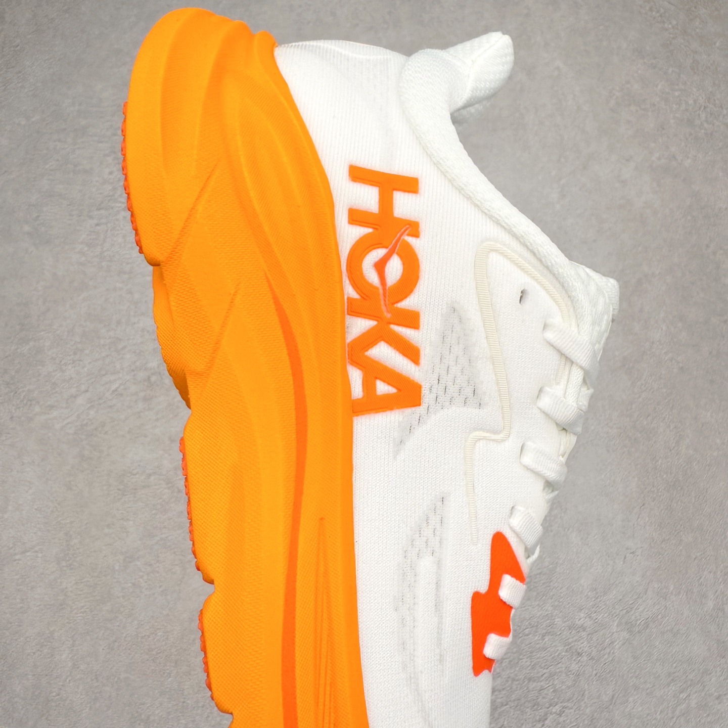 图片[6]-HOKA ONE ONE Clifton 克里夫顿10代专业性能减震公路跑步鞋 轻盈透气的针织网面和纱线的使用让鞋面更挺拔 增强鞋面的强度和支撑性能 搭配柔软的鞋舌 让双脚在舒适包裹中跑的更加畅快 全新泡棉中底 柔软的同时增强回弹性能 为不同跑者提供更平稳流畅的脚感 带来全面的缓冲保护 根据人体工程学设计的延长拉襟 后跟处弹软的海绵填充舒适固定 避免掉跟和摩擦 相比上一代光滑的内衬 Clifton 的内衬增强了摩擦力 避免双脚在鞋内滑动 尺码：36 36.5 37.5 38 38.5 39 40 40.5 41 42 42.5 43 44 44.5 45-选品中心