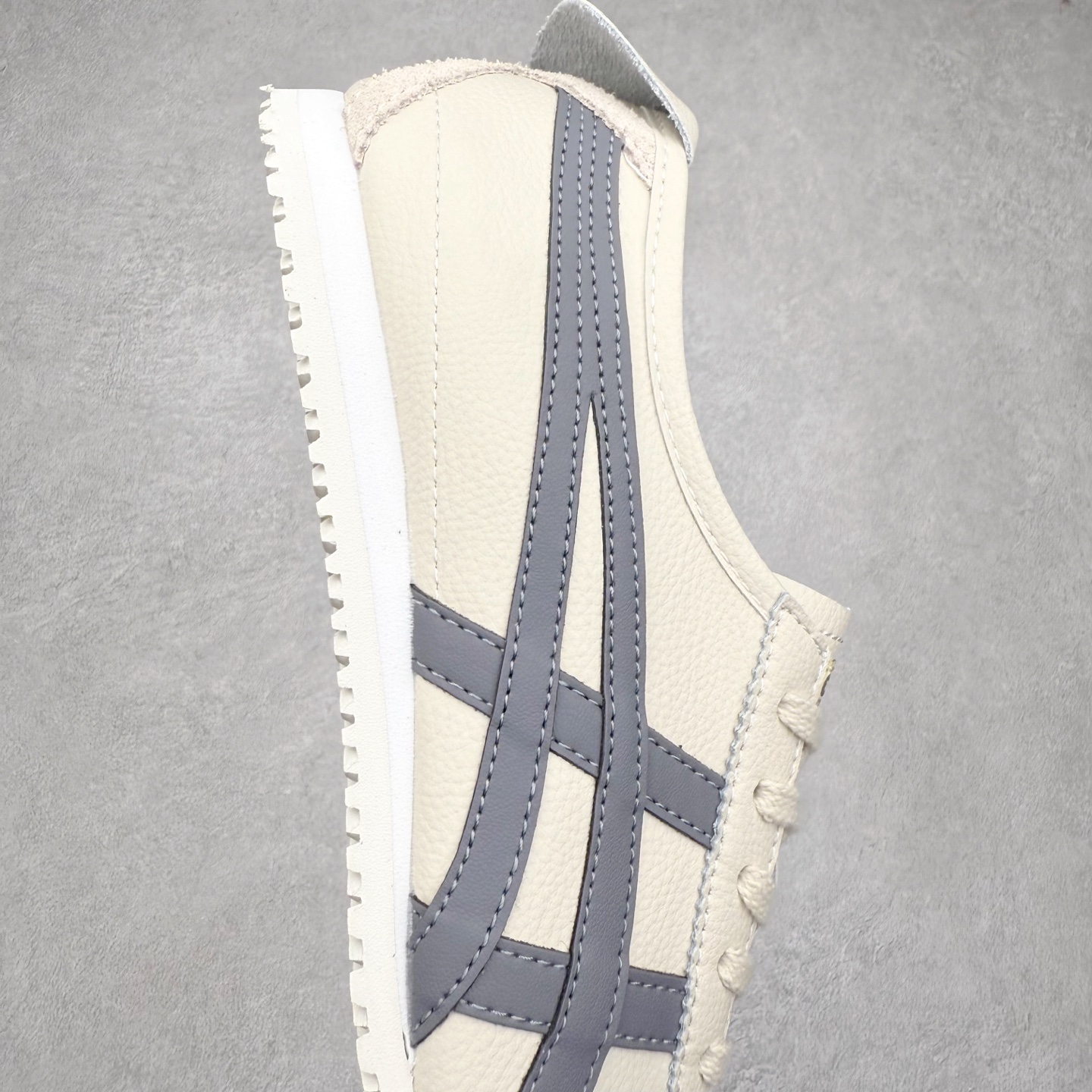 图片[6]-＃纯原福利 Asics Onitsuka Tiger MEXICO 66 亚瑟士鬼冢虎复古经典板鞋 市场最强版本 原厂牛津布加持 海外订单工厂出品 超成熟稳定的做工品控 原装全套纸板楦头开发 原汁原味 完美呈现版型 私模正确鞋底咬花纹路 一比一鞋头弧度高度鞋身弧度 绝不口嗨 细节品控鞋型随意秒杀市面 原档咬花纹路私模大底 一个单元有六个三角形 总体形拼接呈现花瓣状 官方四联吊牌 原装Ortholite轻量化鞋垫 原盒原配 质保卡 说明书 钢印防尘纸 纸板中底带钢印 乳胶组合鞋垫 支持全方位的对比专柜 产品从款式颜色造型上体现出追求舒适和细节的完美 鞋类更是推崇手工制作的严谨与完美 融舒适性与可穿性的设计风格 注重细节的完美和别致魅力 既保持稳重 又不失轻松的时尚感 尺码：36 37 37.5 38 39 39.5 40 40.5 41.5 42 42.5 43.5 44 45-选品中心